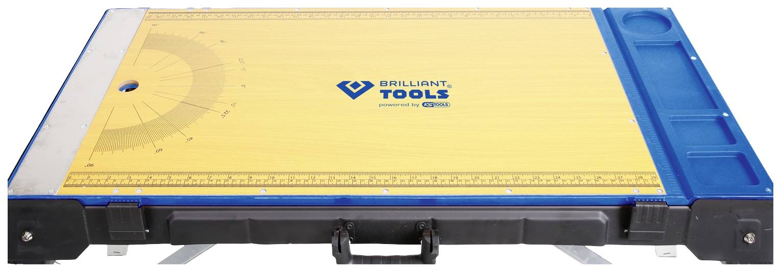 'Brilliant Tools' Schneidematte mit Winkelskala und Lineal, auf einem schwarzen Koffer.