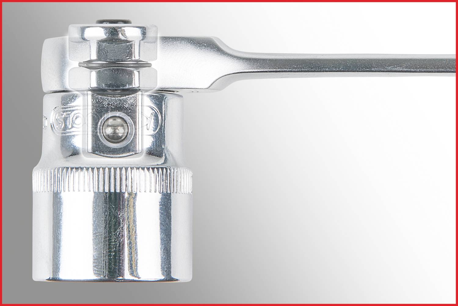 Nahaufnahme eines glänzenden, verstellbaren Schraubenschlüssels mit Ratschenmechanismus. Der Hintergrund ist grau.