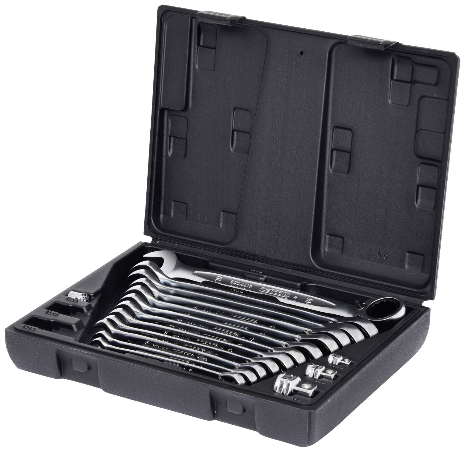 Ein offener schwarzer Werkzeugkoffer mit mehreren Steckschlüsseln in verschiedenen Größen, ordentlich angeordnet.