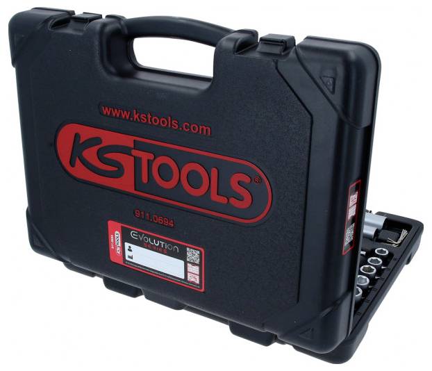 Ein schwarzer KS Tools Koffer, teilweise geöffnet, mit Steckschlüsseln und Werkzeugkomponenten im Inneren. Die Website 
