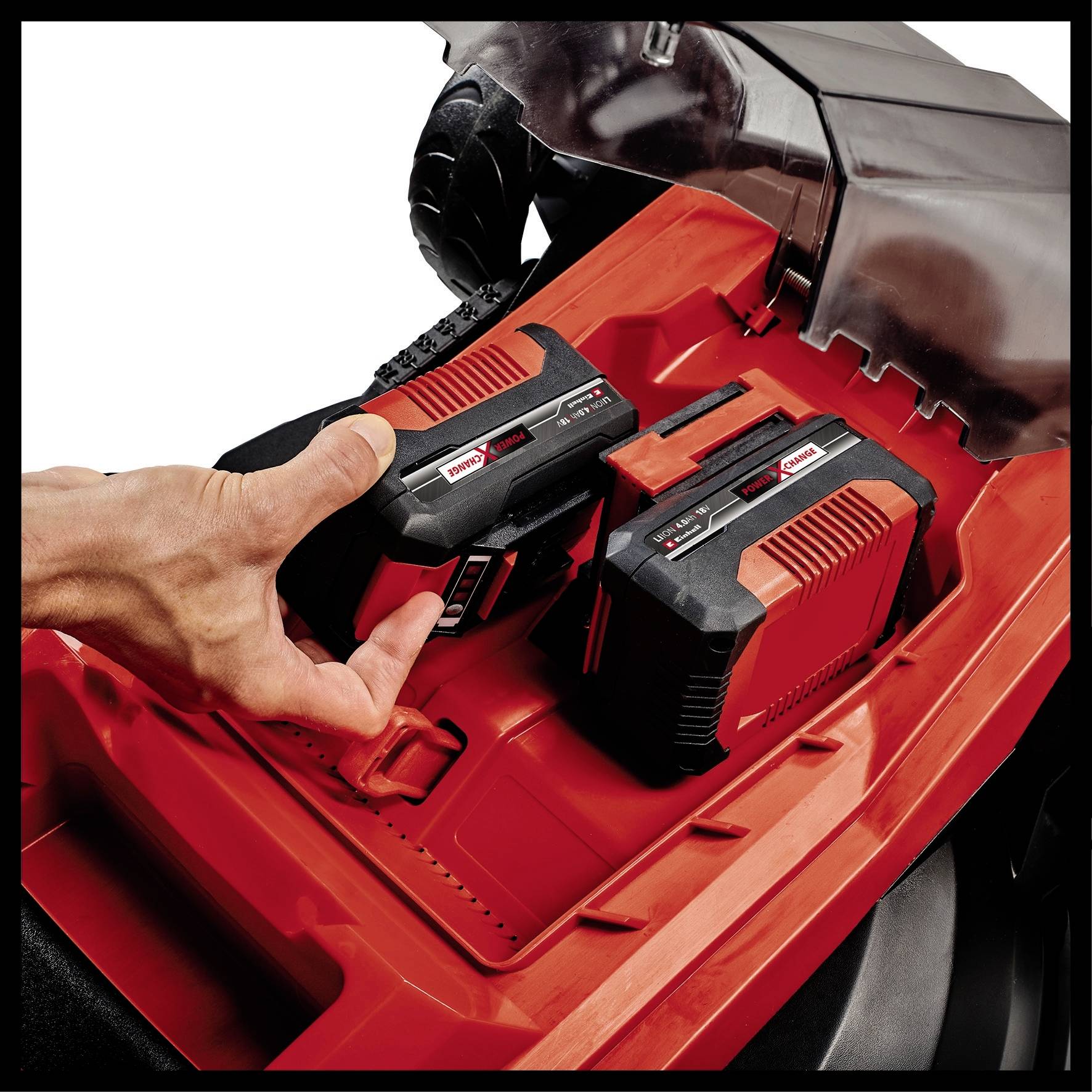 Ein Hand setzt einen Akku in ein rotes Elektrowerkzeug ein. Zwei Akkus befinden sich in der Maschine, die für Energie sorgt.