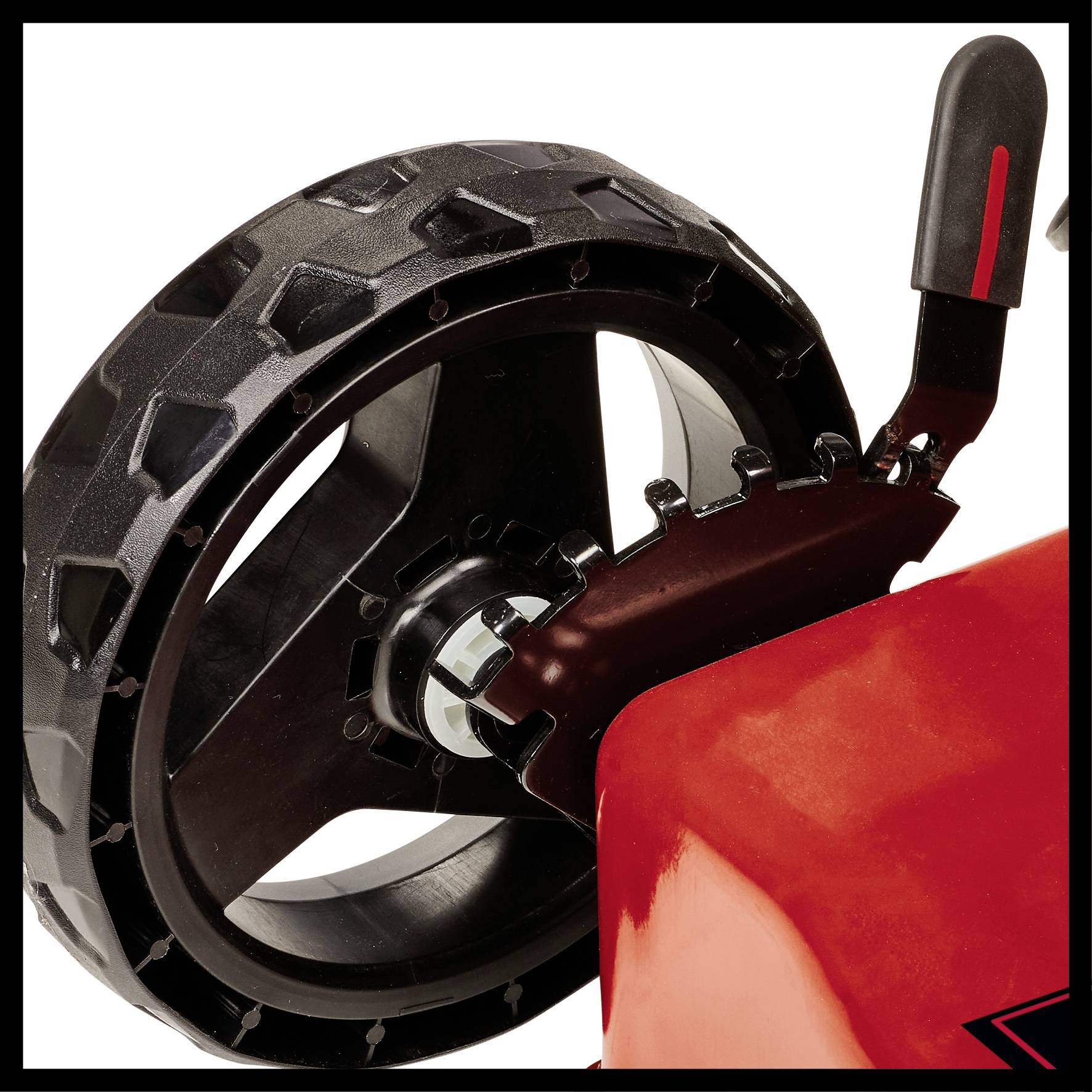 Nahaufnahme eines robusten, schwarz-roten Kunststoffrads mit gezacktem Profil an einem mechanischen Gerät.