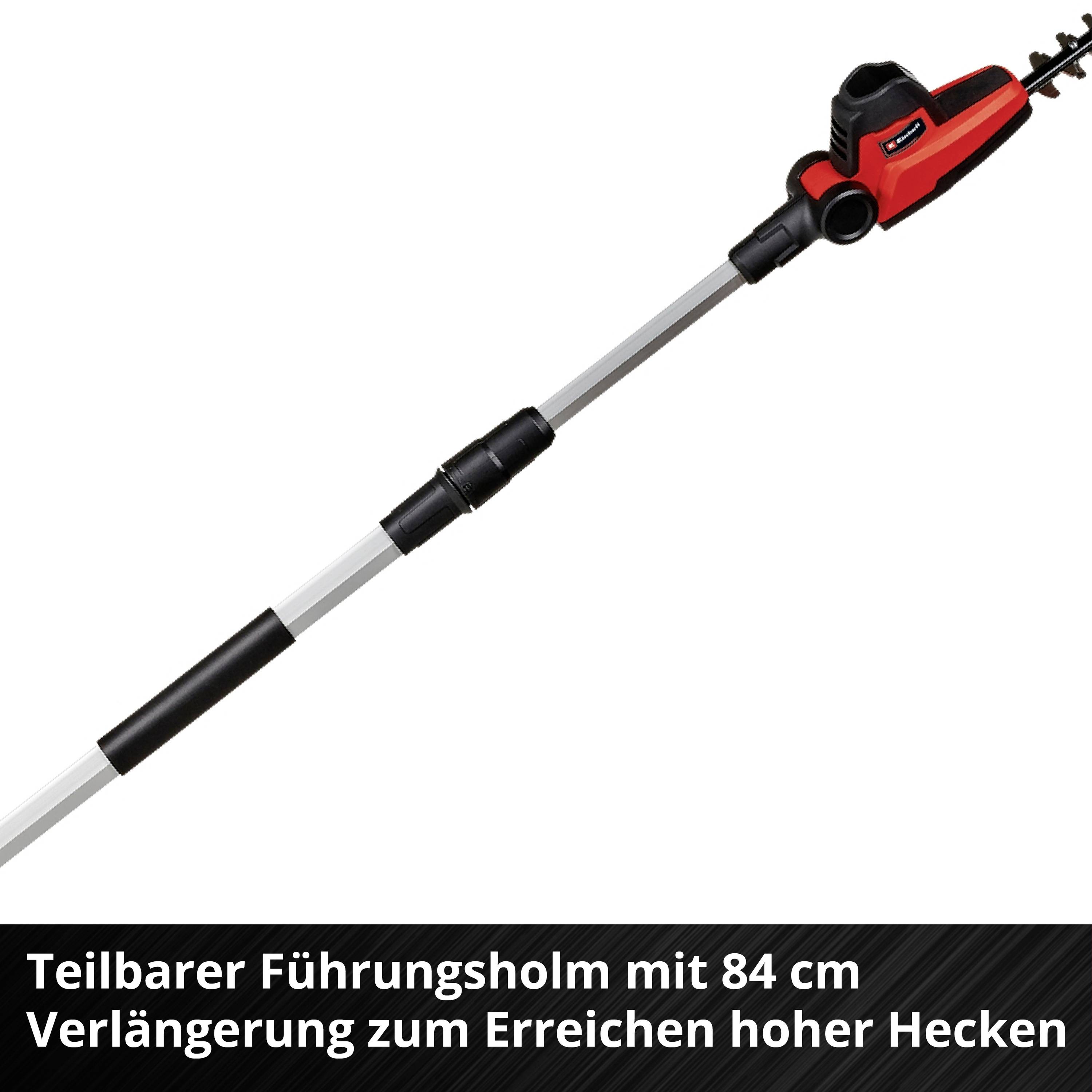 Elektrische Heckenschere mit ausziehbarem Stiel, ideal für das Schneiden hoher Hecken.