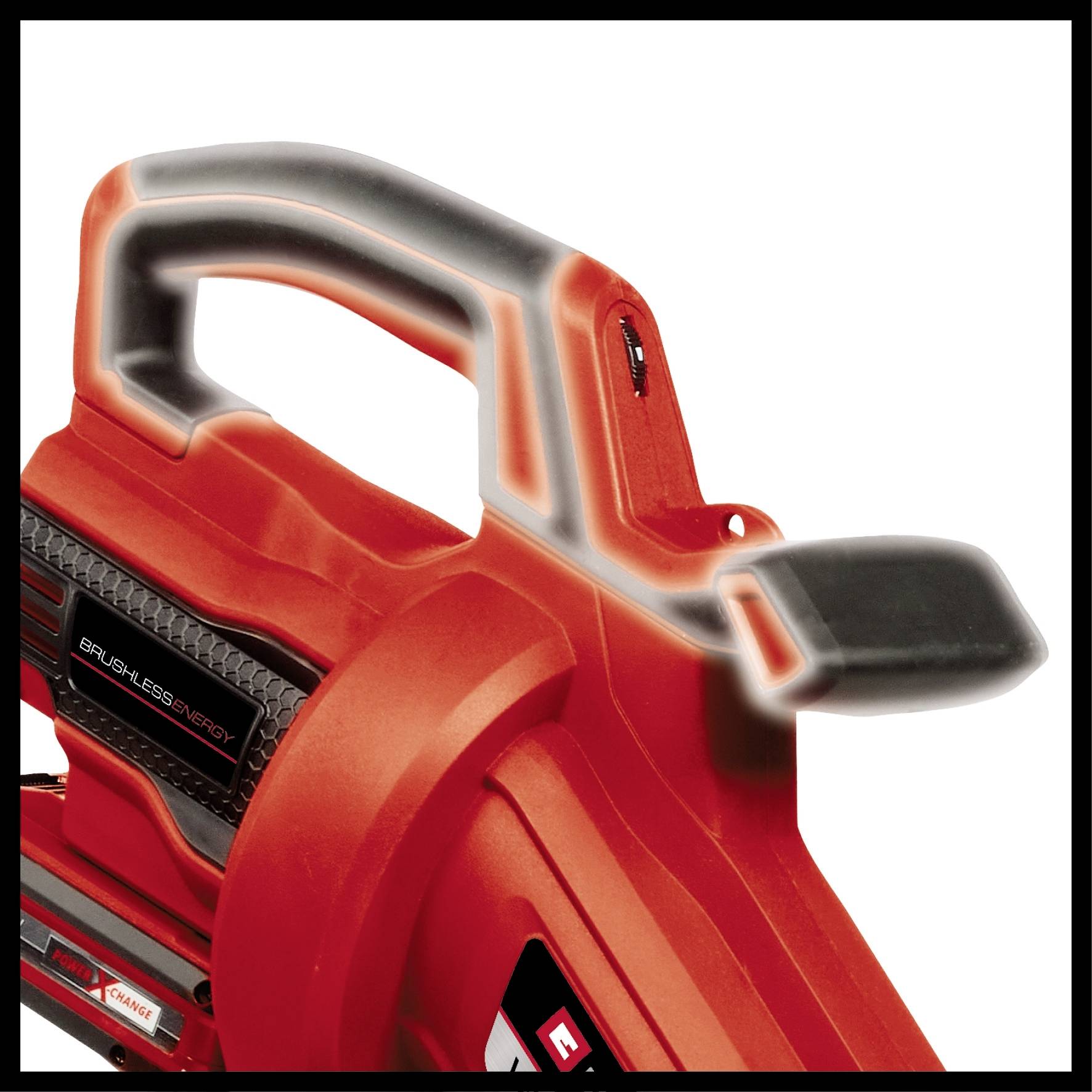 Ein roter, bürstenloser Laubbläser mit ergonomischem Griff, aufrecht stehend, Nahansicht.