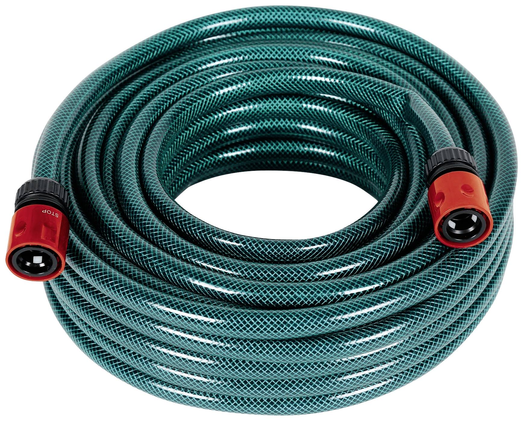 Ein aufgerollter grüner Gartenschlauch mit roten Anschlüssen für die Bewässerung im Garten.