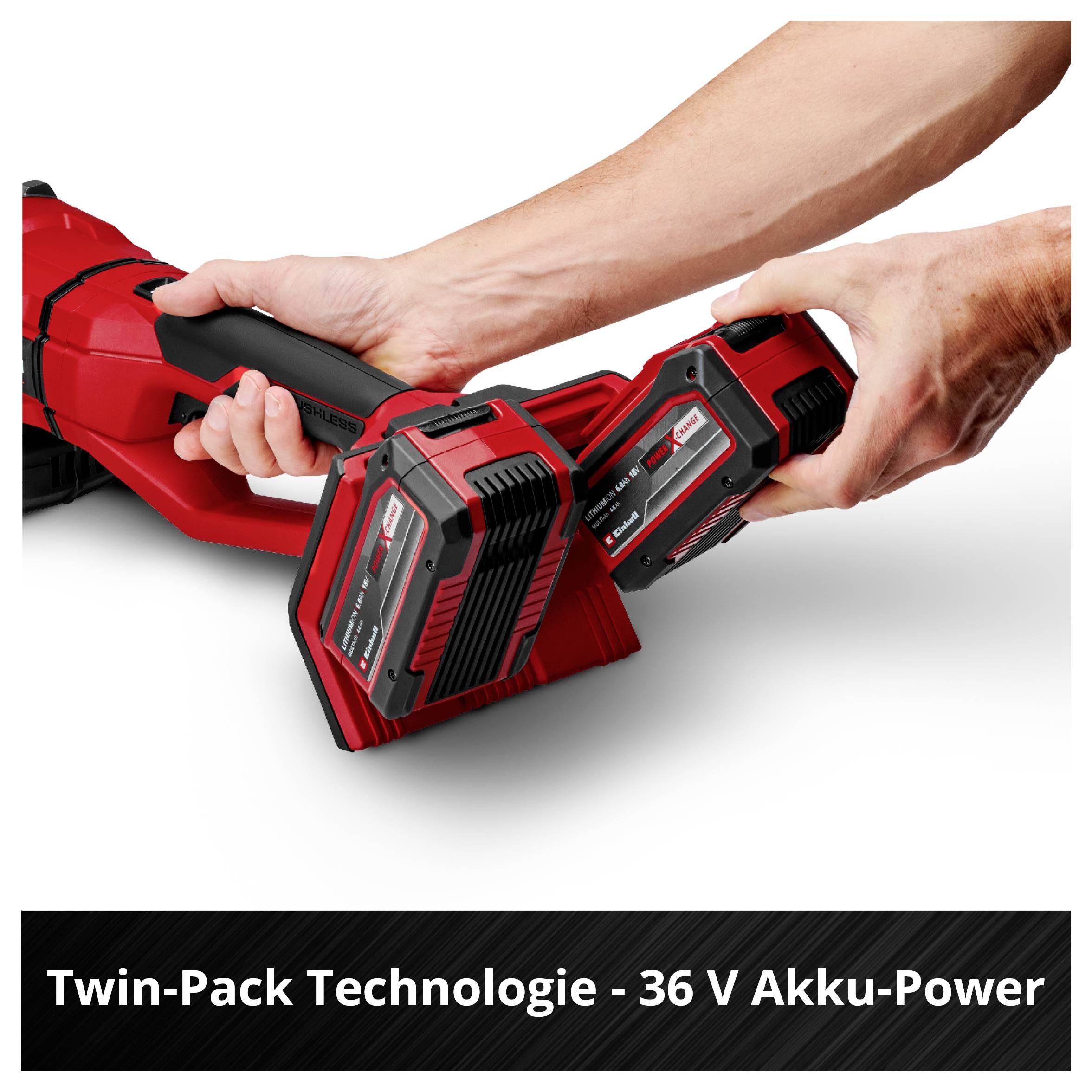 Hände setzen zwei 36-V-Akkus in ein rotes Elektrogerät ein; unten steht 'Twin-Pack Technologie - 36 V Akku-Power'.