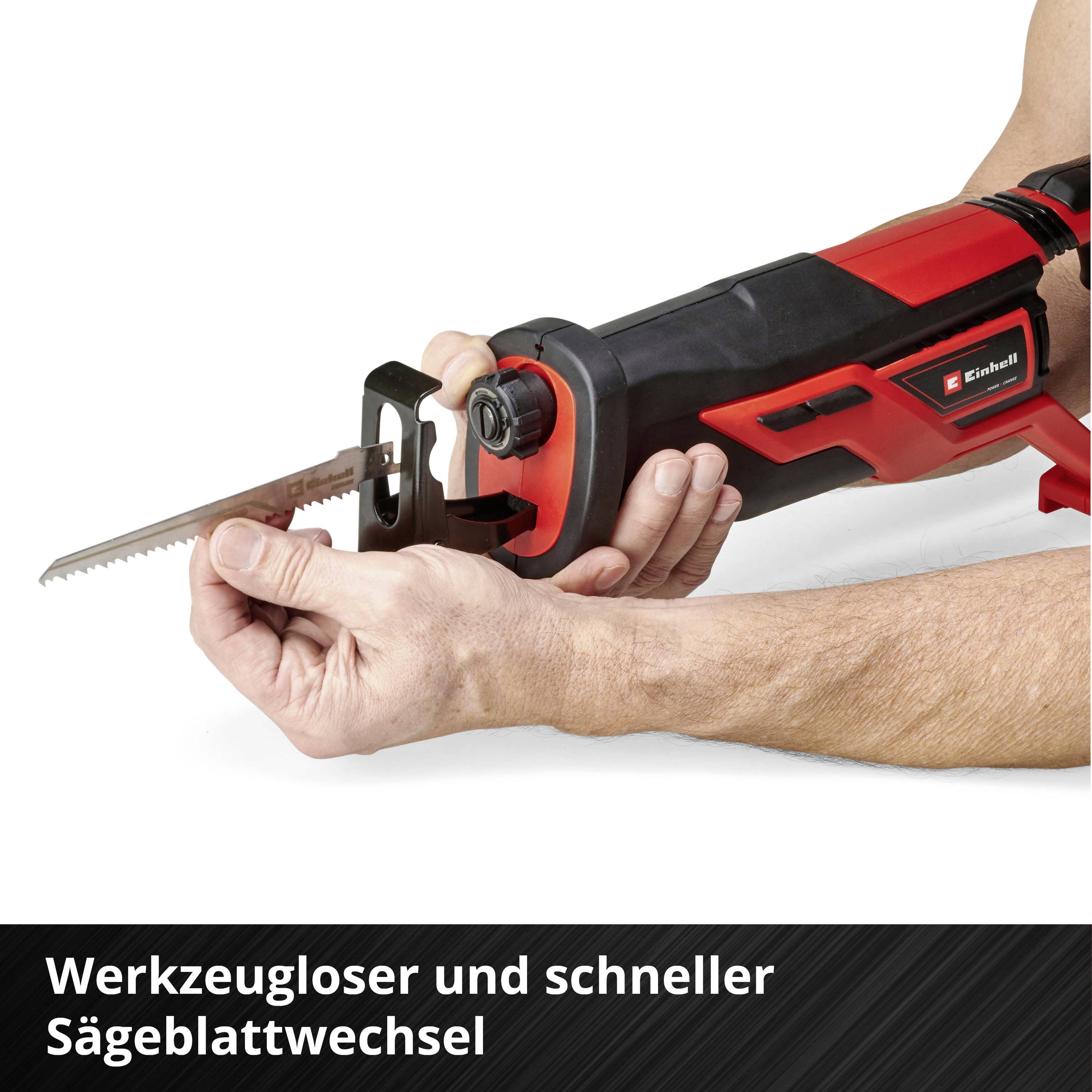 Eine Hand hält eine rote elektrische Säge mit einem Sägeblatt zum werkzeuglosen Wechseln, Text 'Werkzeugloser und schneller Sägeblattwechsel'.