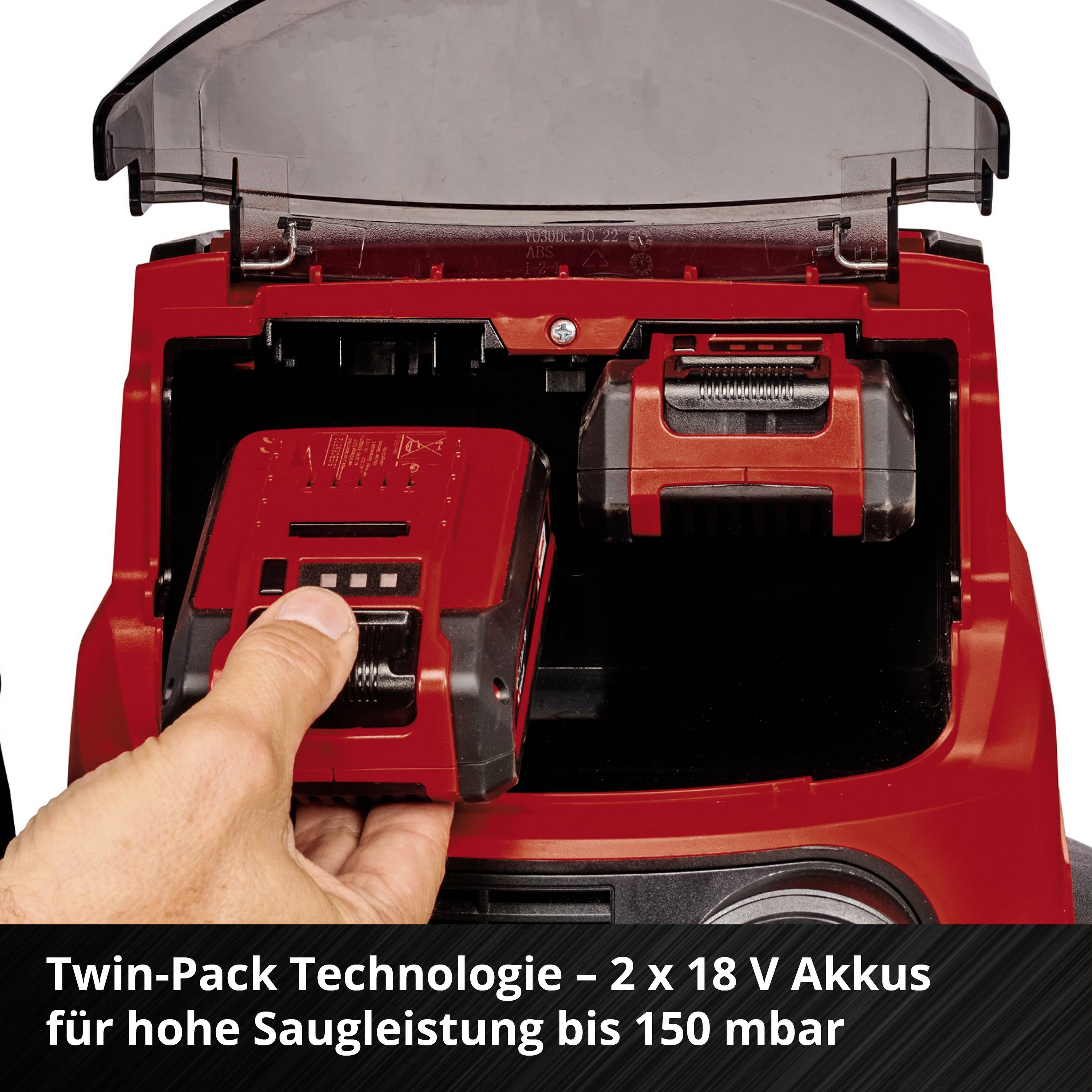 Hand setzt Akkupack in ein rotes Gerät ein; Text unten: 'Twin-Pack Technologie – 2 x 18 V Akkus für hohe Saugleistung bis 150 mbar'.