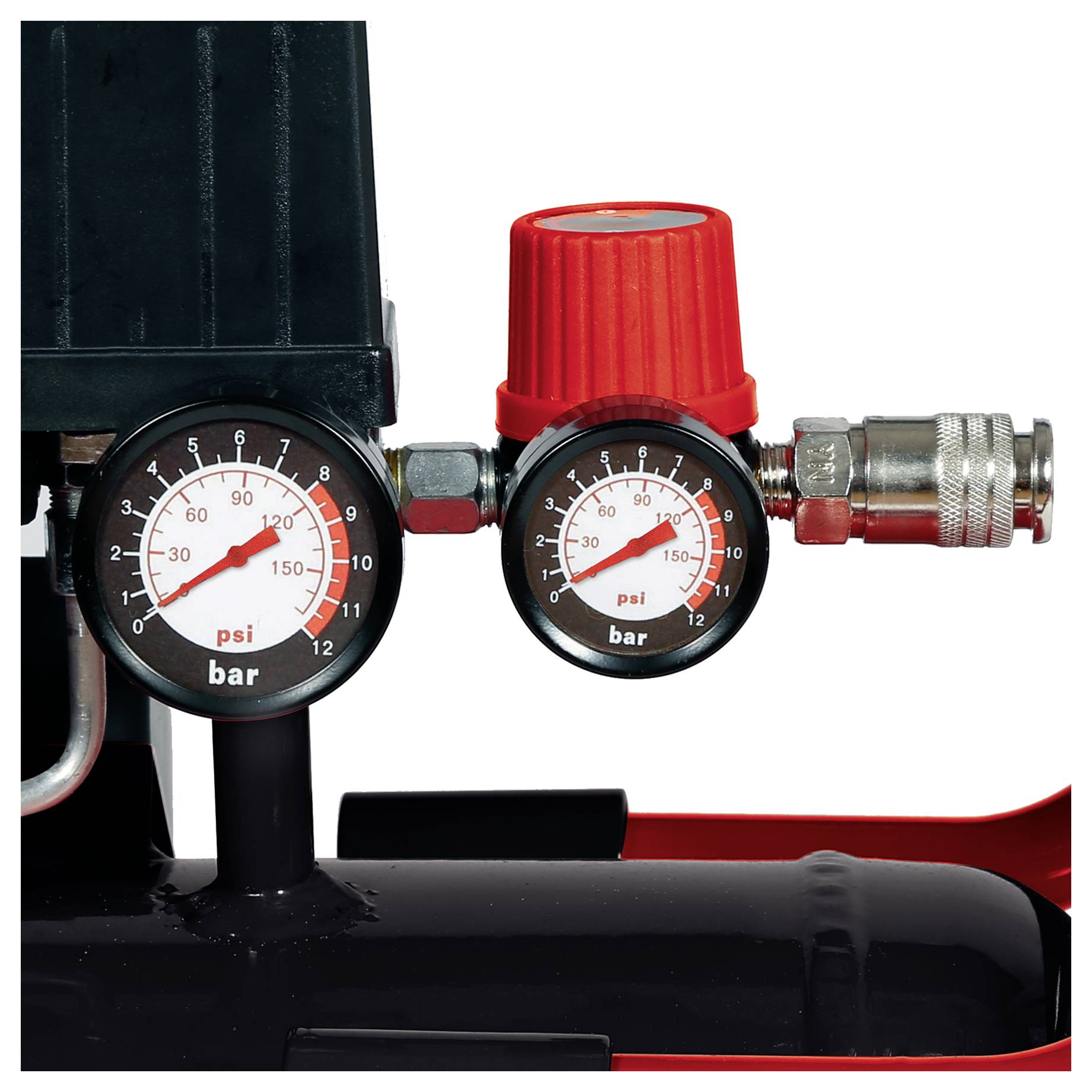 Nahaufnahme eines Druckregelventils eines Kompressors mit zwei Manometern, die den Druck in Bar und PSI anzeigen, und einem roten Einstellknopf.