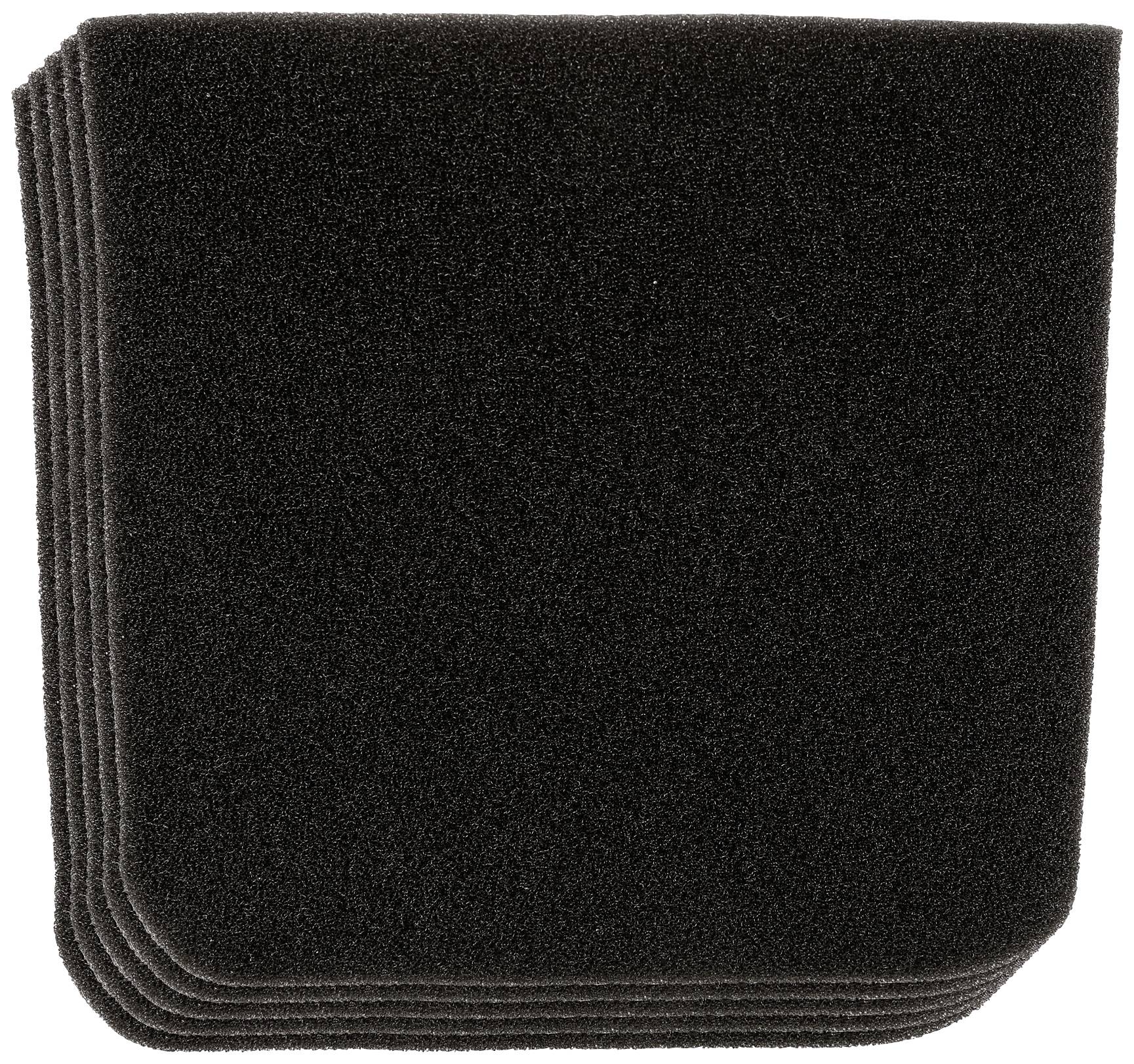 Fünf übereinander gestapelte, schwarze Schaumstofffilter in quadratischer Form.