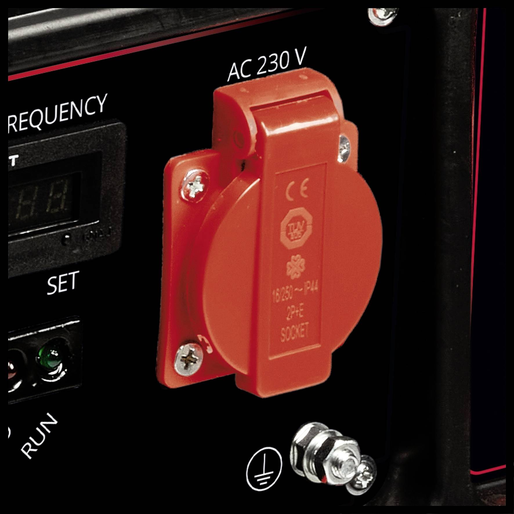 Elektrische Steckdose mit CE-Zeichen, markiert als 230 V AC, an einem elektronischen Gerät. Anzeige und Bedienelemente sichtbar.