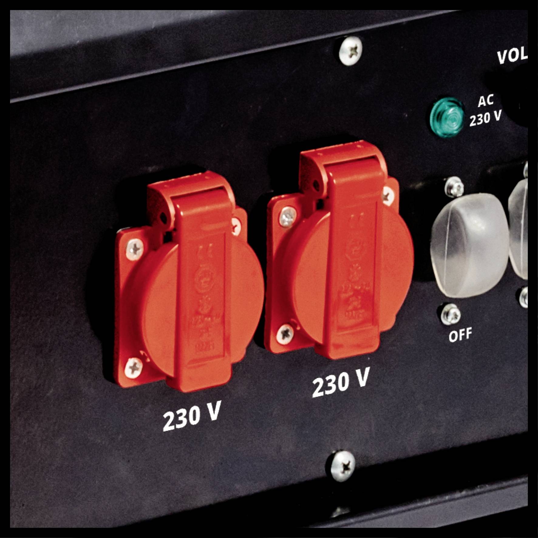 Zwei rote 230V-Steckdosen auf einem schwarzen Gerät, daneben ein grünes Lämpchen mit 'AC 230V', zwei Schalter und der Aufdruck 'OFF'.