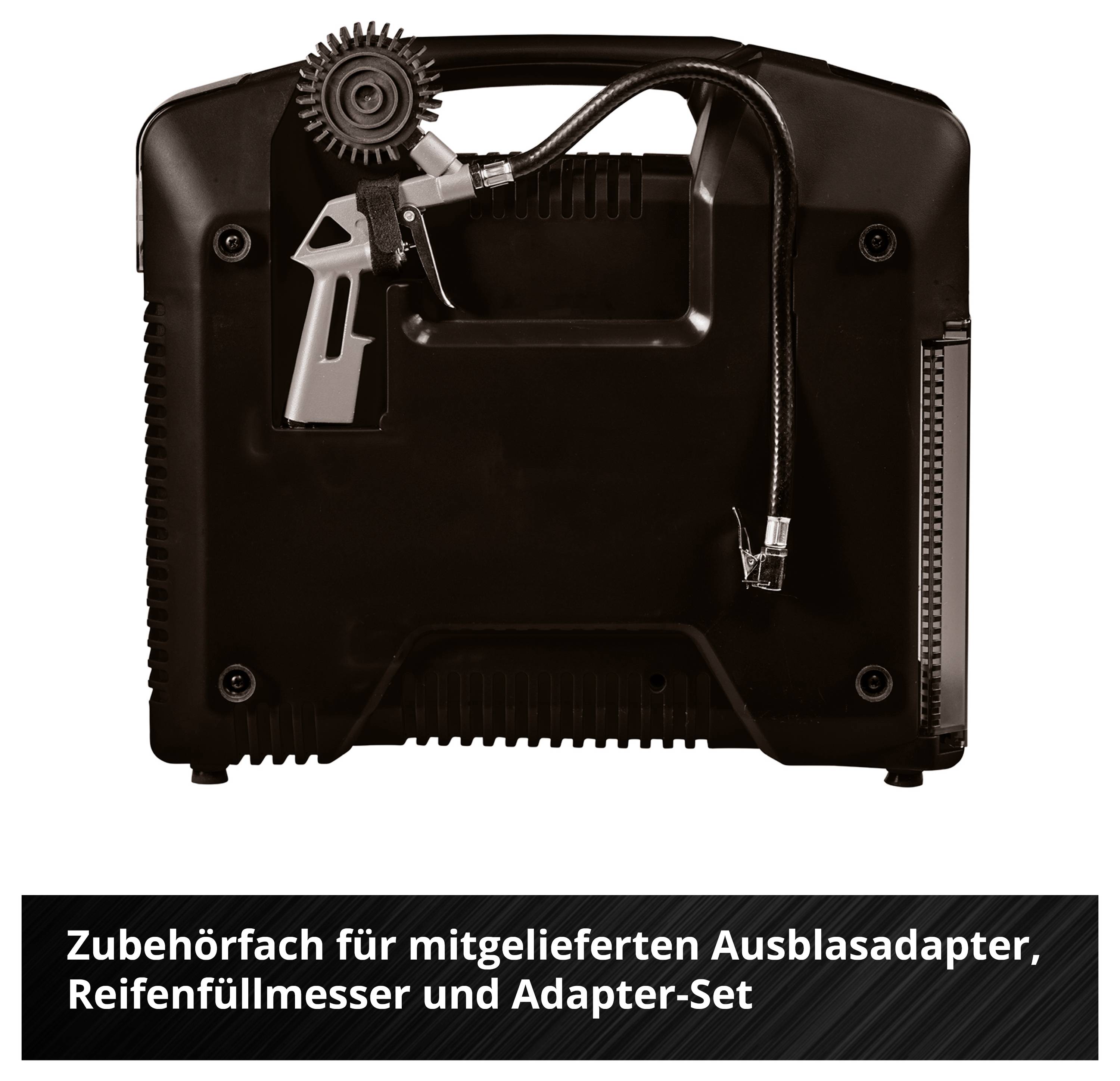 Rückseite eines schwarzen Geräts mit Zubehörfach für Ausblasadapter, Reifenfüllmesser und Adapter-Set; oben sichtbar angeschlossenes Zubehör.<br>