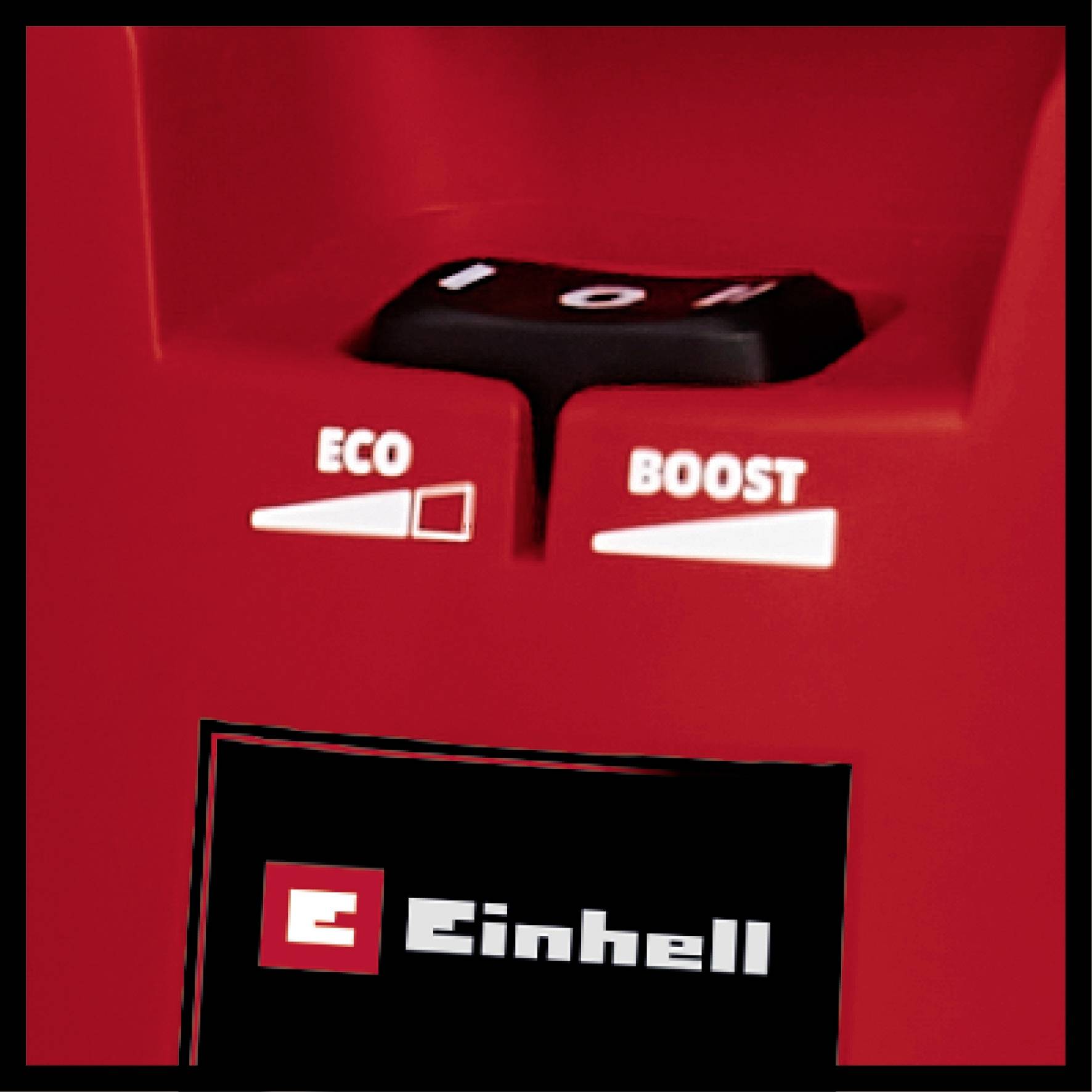 Nahaufnahme eines Schalters mit 'ECO'- und 'BOOST'-Modus auf einem roten Gerät von Einhell.