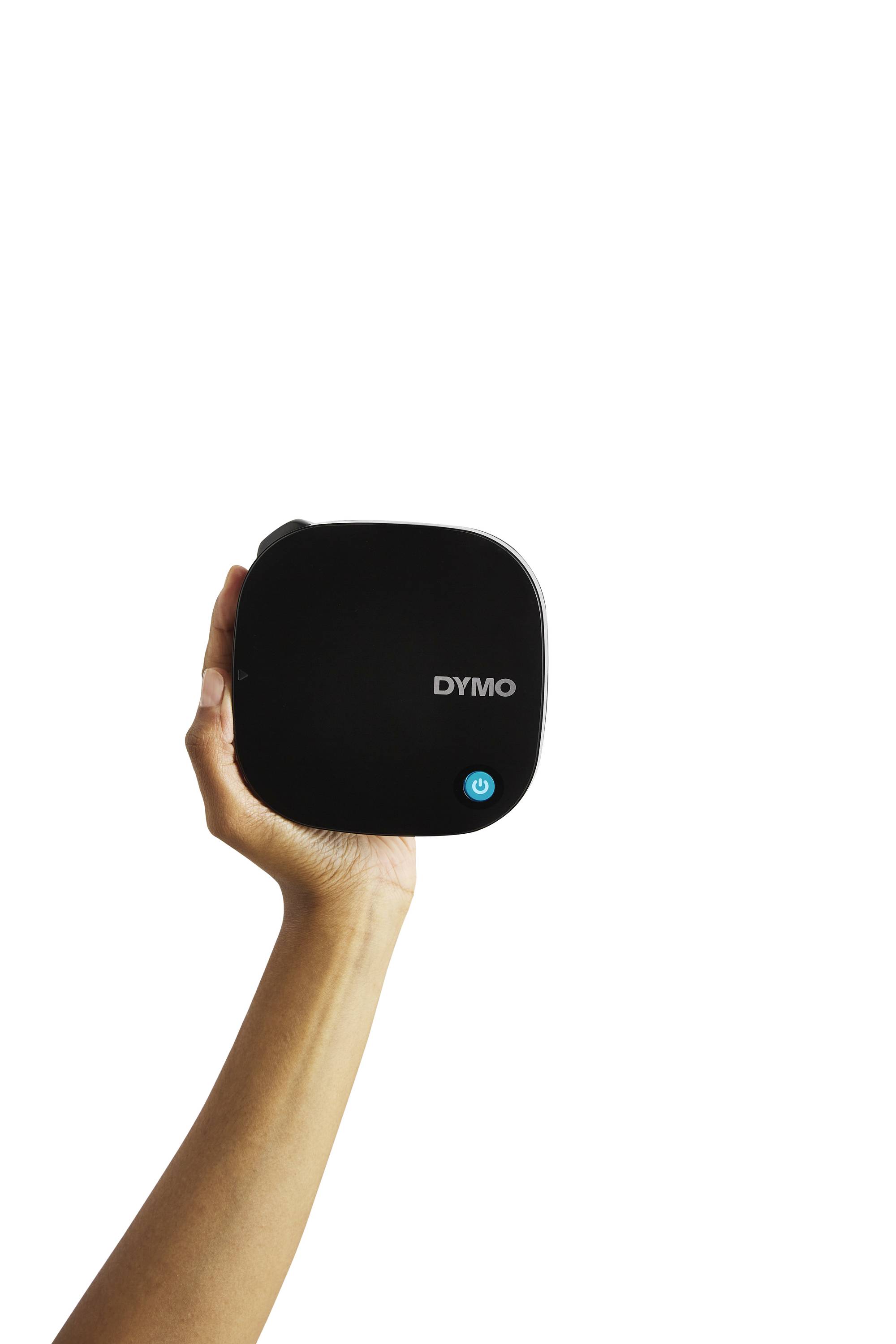 Eine Hand hält ein kompaktes, schwarzes Gerät mit dem Logo 