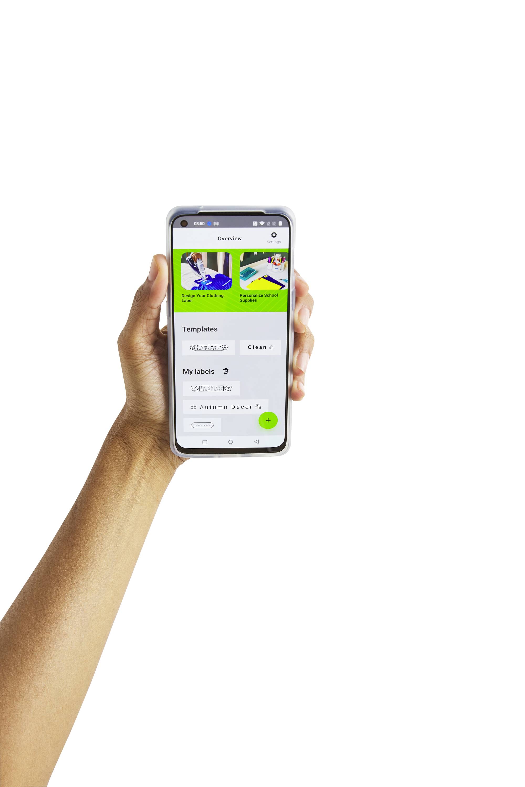 Eine Hand hält ein Smartphone mit einer App-Oberfläche, die Bildvorlagen und Einstellungen zeigt. Hauptfokus auf dem Gerät und dem Bildschirm.