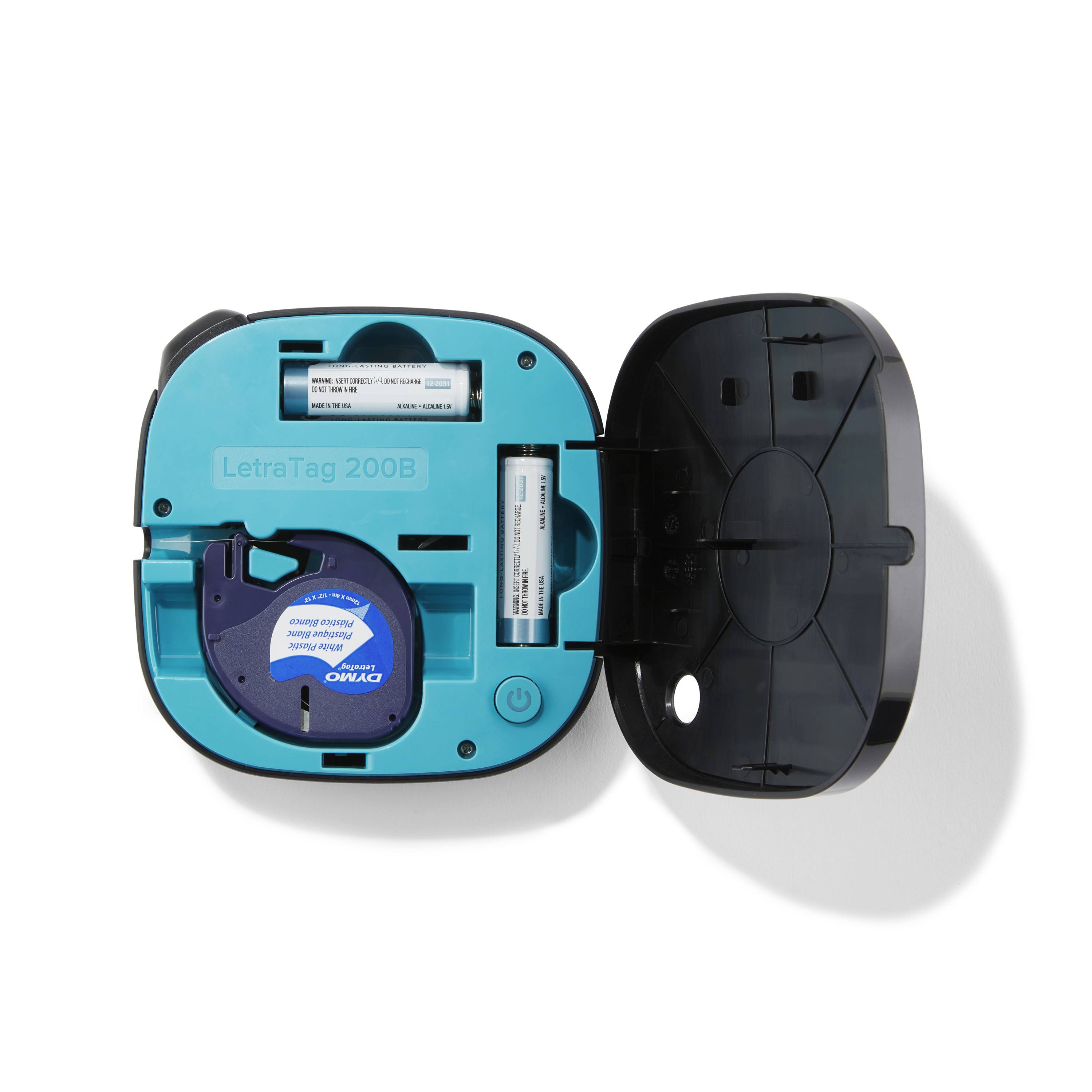 Ein geöffneter Etikettendrucker mit sichtbarem Band und Batterie. Markierung 'LetraTag 200B' im Inneren des Gehäuses.