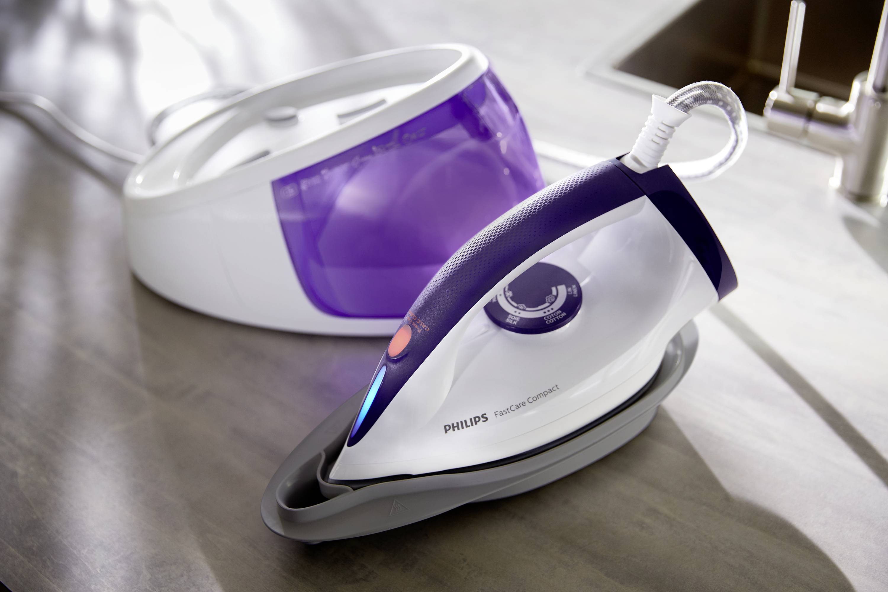 Philips Home FastCare Compact GC6720/30 Dampfbügelstation 2400 W Lila, Weiß