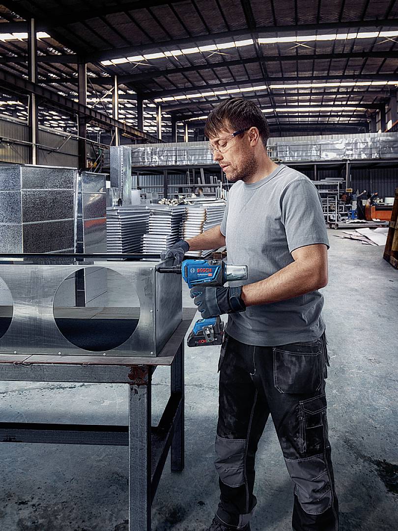 Bosch Professional GRG 18V-16 C 0.601.9K5.001 Akku-Nagler inkl. 2. Akku, inkl. Ladegerät, inkl. Koffer