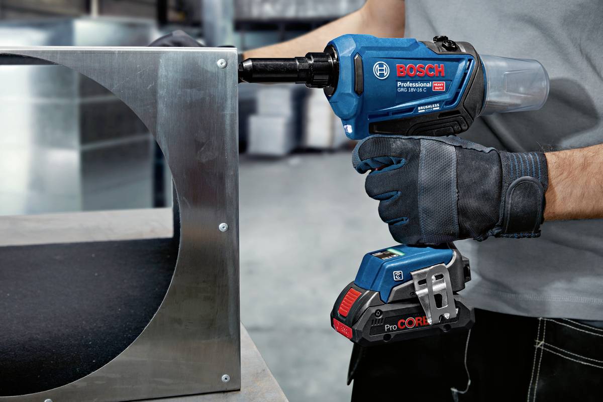 Bosch Professional GRG 18V-16 C 0.601.9K5.001 Akku-Nagler inkl. 2. Akku, inkl. Ladegerät, inkl. Koffer