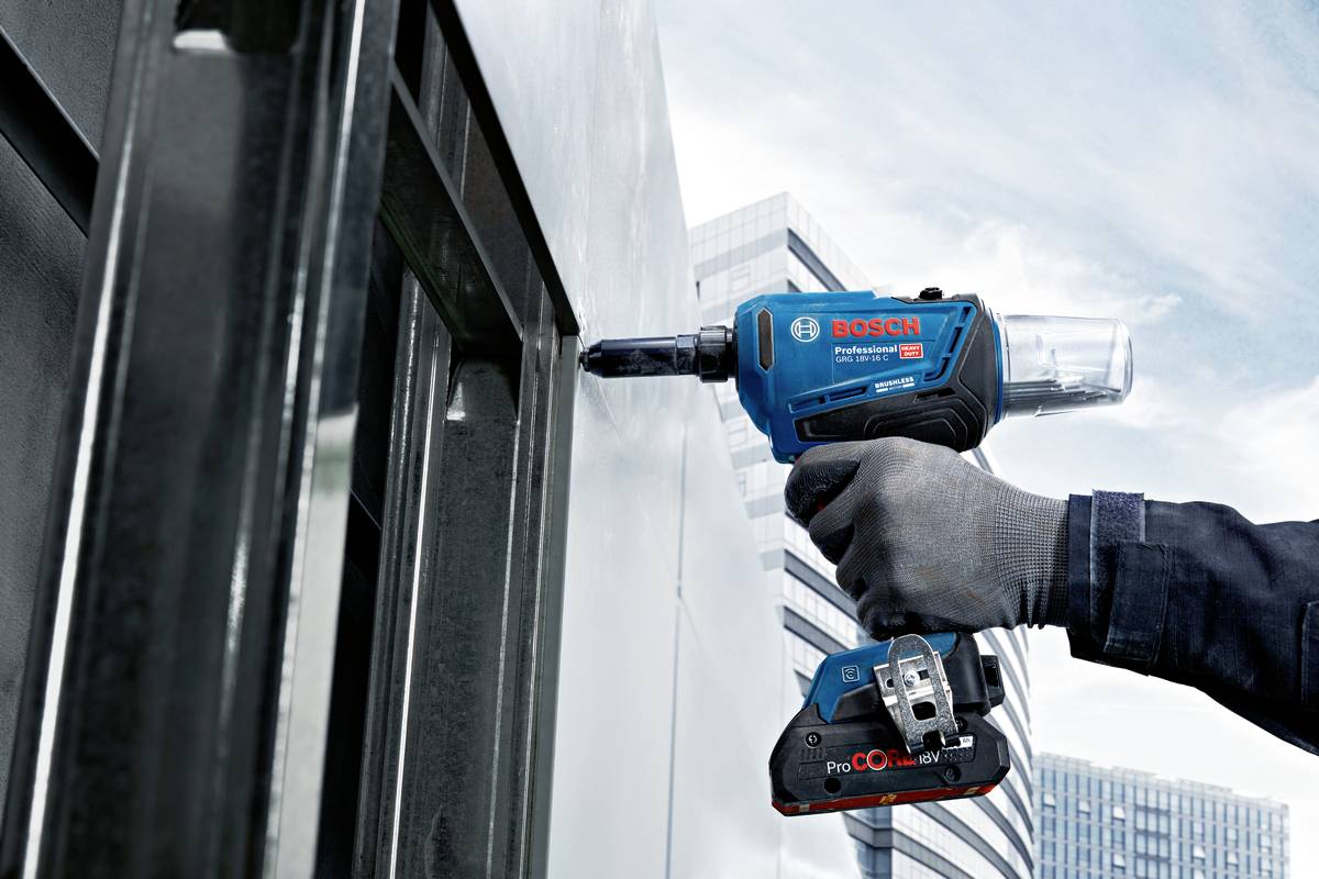 Bosch Professional GRG 18V-16 C 0.601.9K5.001 Akku-Nagler inkl. 2. Akku, inkl. Ladegerät, inkl. Koffer