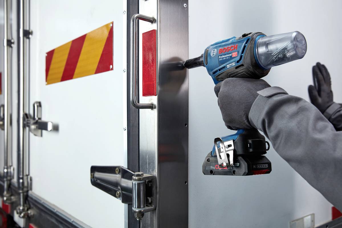 Bosch Professional GRG 18V-16 C 0.601.9K5.001 Akku-Nagler inkl. 2. Akku, inkl. Ladegerät, inkl. Koffer