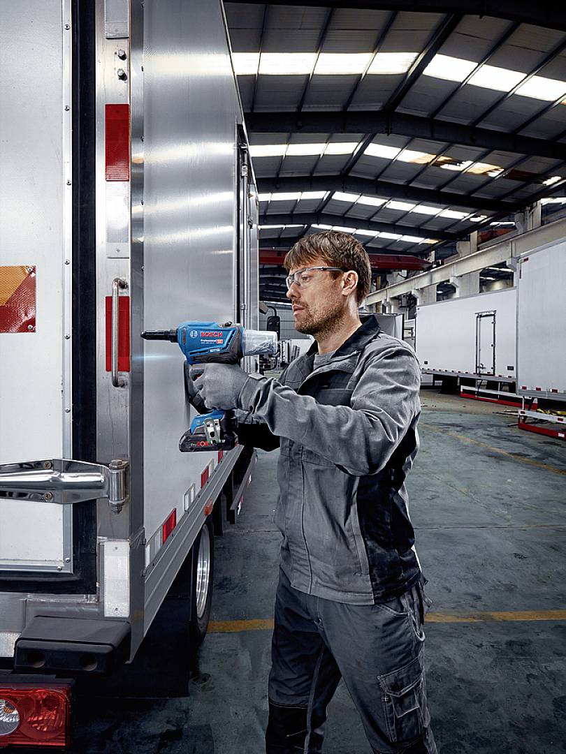 Bosch Professional GRG 18V-16 C solo 0.601.9K5.002 Akku-Nagler bürstenlos, ohne Akku, ohne Ladegerät, inkl. Koffer