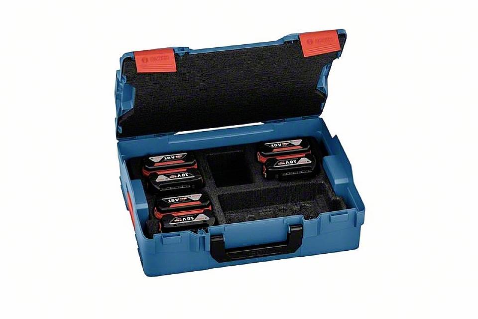 Offener blauer Werkzeugkoffer mit mehreren Fächern, in denen stapelbare Akkus mit auffälligen roten und schwarzen Etiketten liegen.