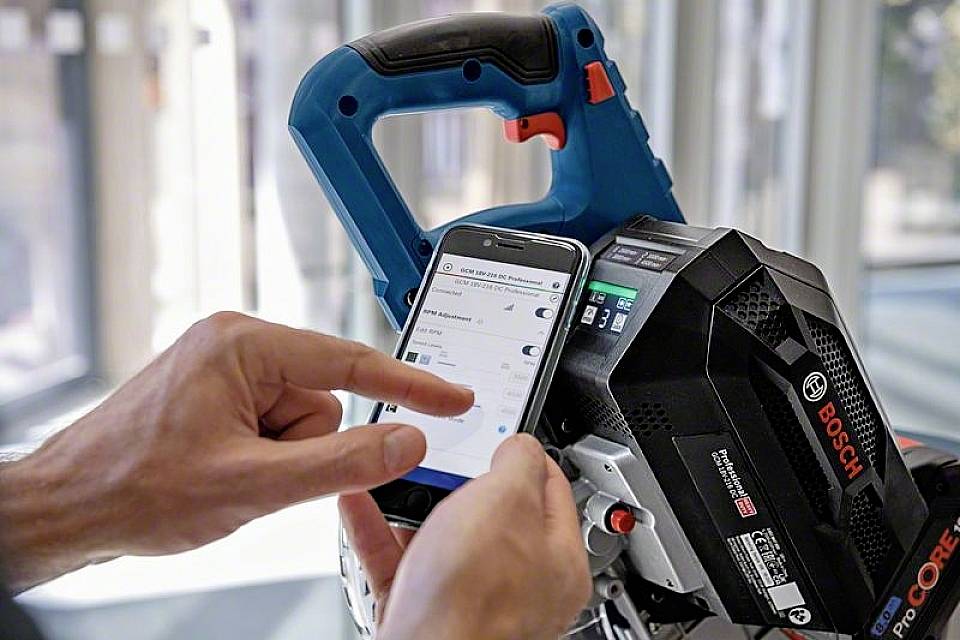 Bosch Professional GCM 18V-216 DC solo Kapp-, Gehrungs- und Tischkreissäge bürstenlos, ohne Akku, ohne Ladegerät 216mm 30mm