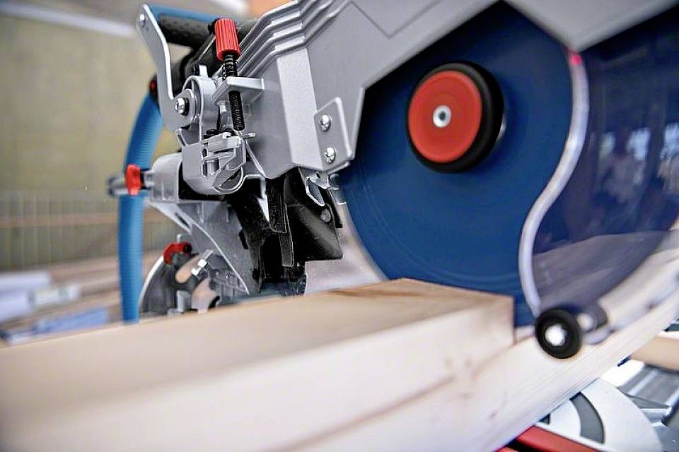 Bosch Professional GCM 18V-216 DC solo Kapp-, Gehrungs- und Tischkreissäge bürstenlos, ohne Akku, ohne Ladegerät 216mm 30mm