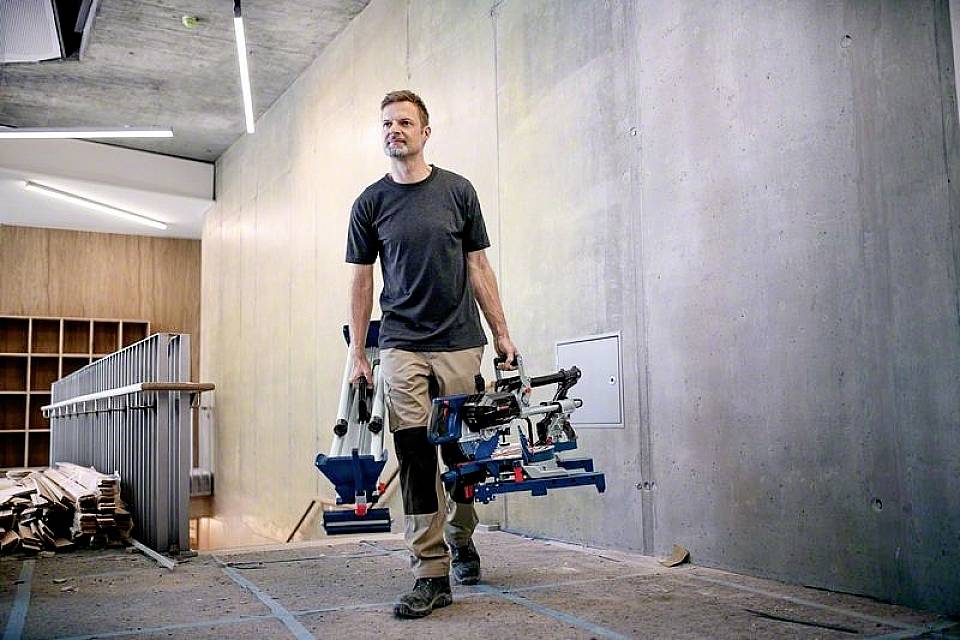 Bosch Professional GCM 18V-216 DC solo Kapp-, Gehrungs- und Tischkreissäge bürstenlos, ohne Akku, ohne Ladegerät 216mm 30mm