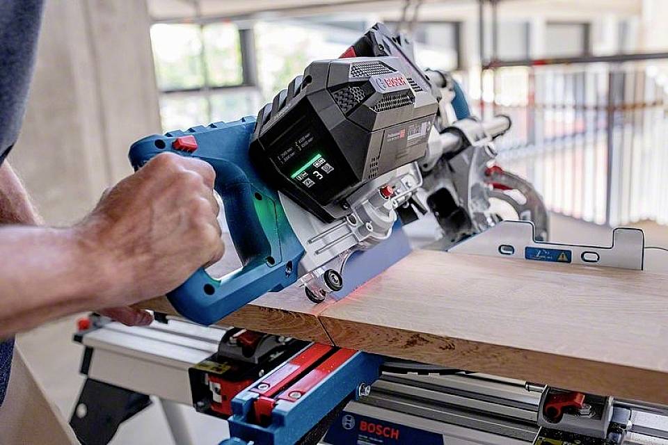 Bosch Professional GCM 18V-216 DC solo Kapp-, Gehrungs- und Tischkreissäge bürstenlos, ohne Akku, ohne Ladegerät 216mm 30mm