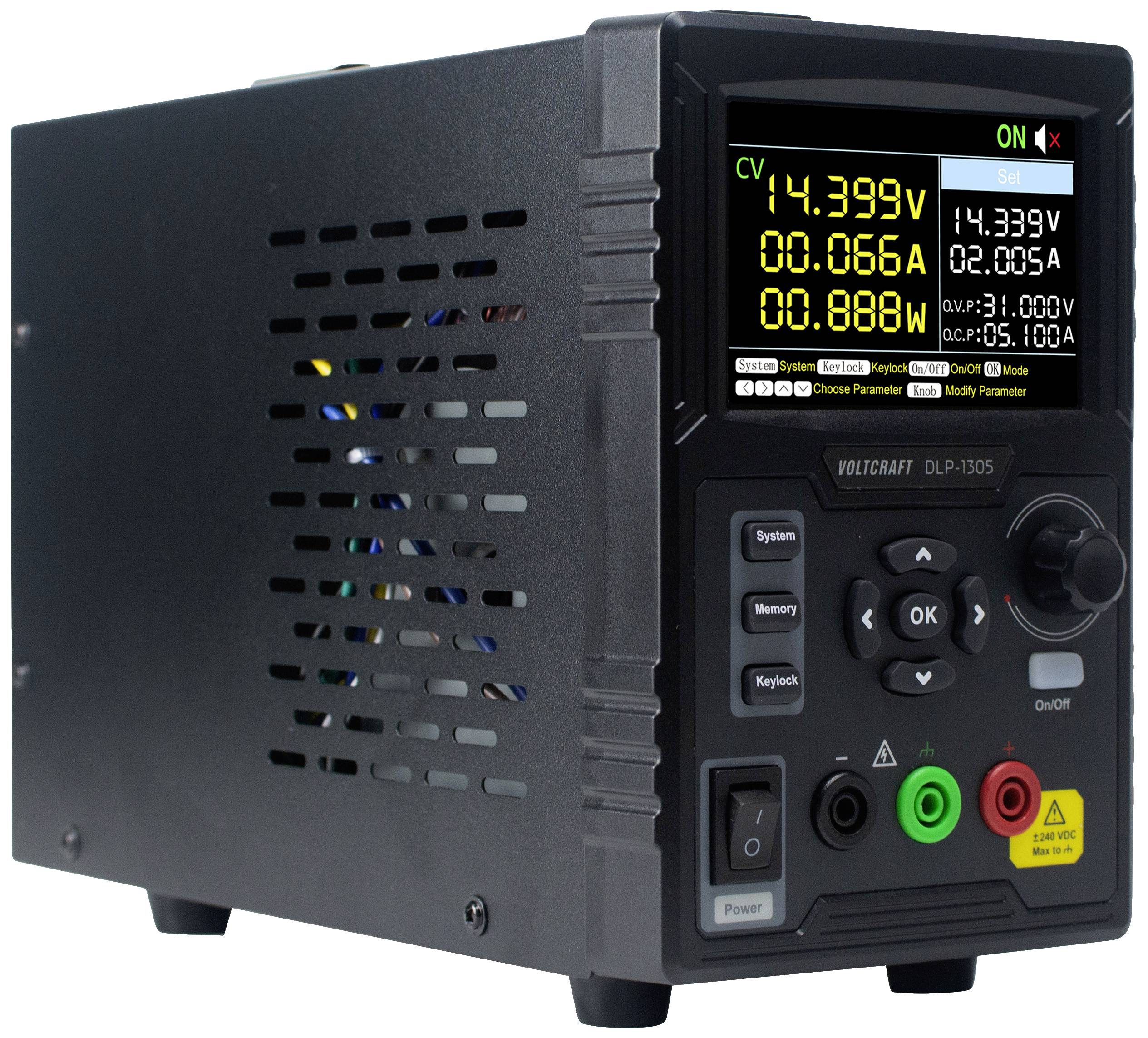 Ein schwarzes digitales Labornetzteil mit Anzeige für Spannung (14,399V), Strom (0,066A) und Leistung (0,888W). Bedienknöpfe vorne.