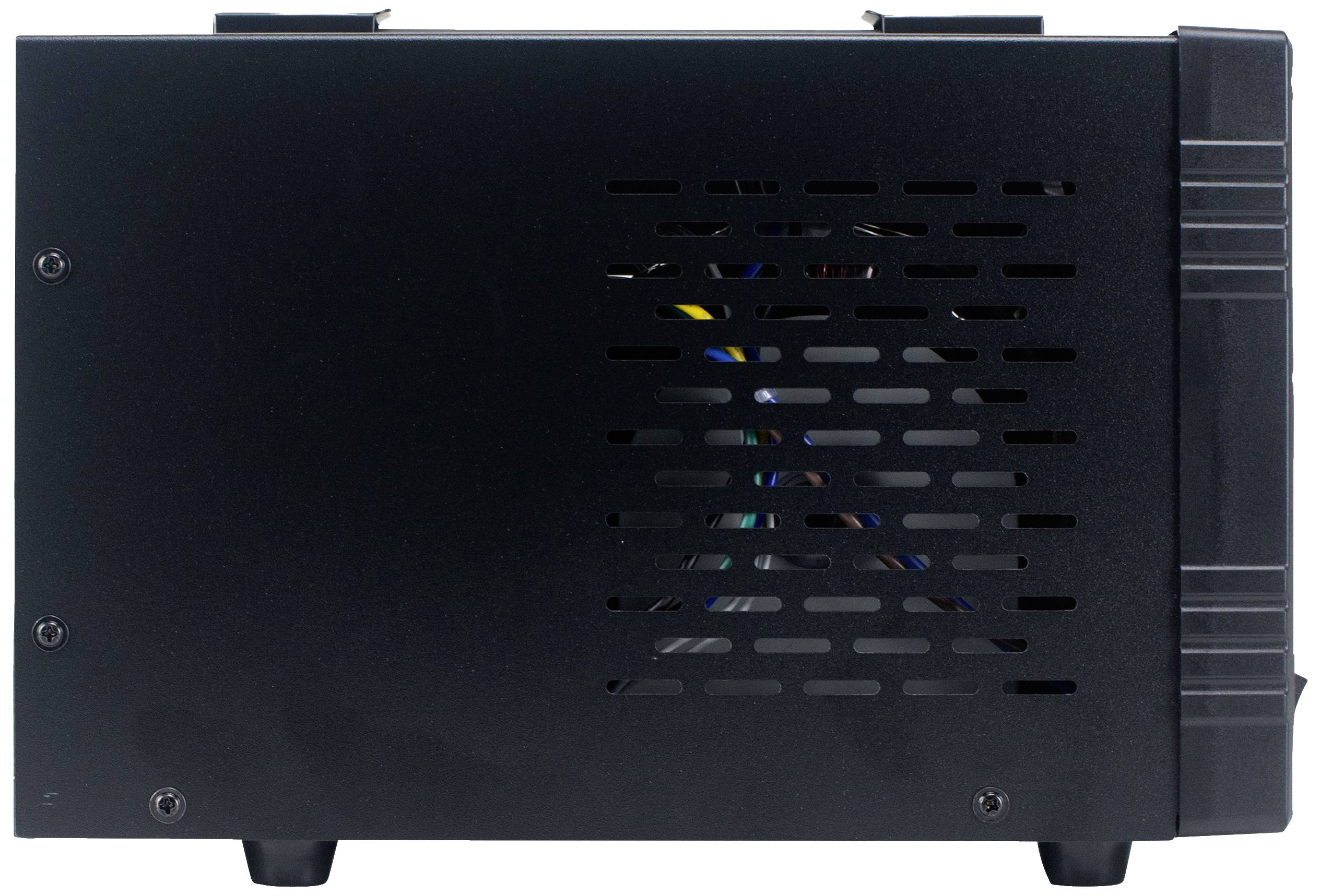 Ein schwarzes Computergehäuse mit Lüftungsgittern an der Seite, auf Stützfüßen.