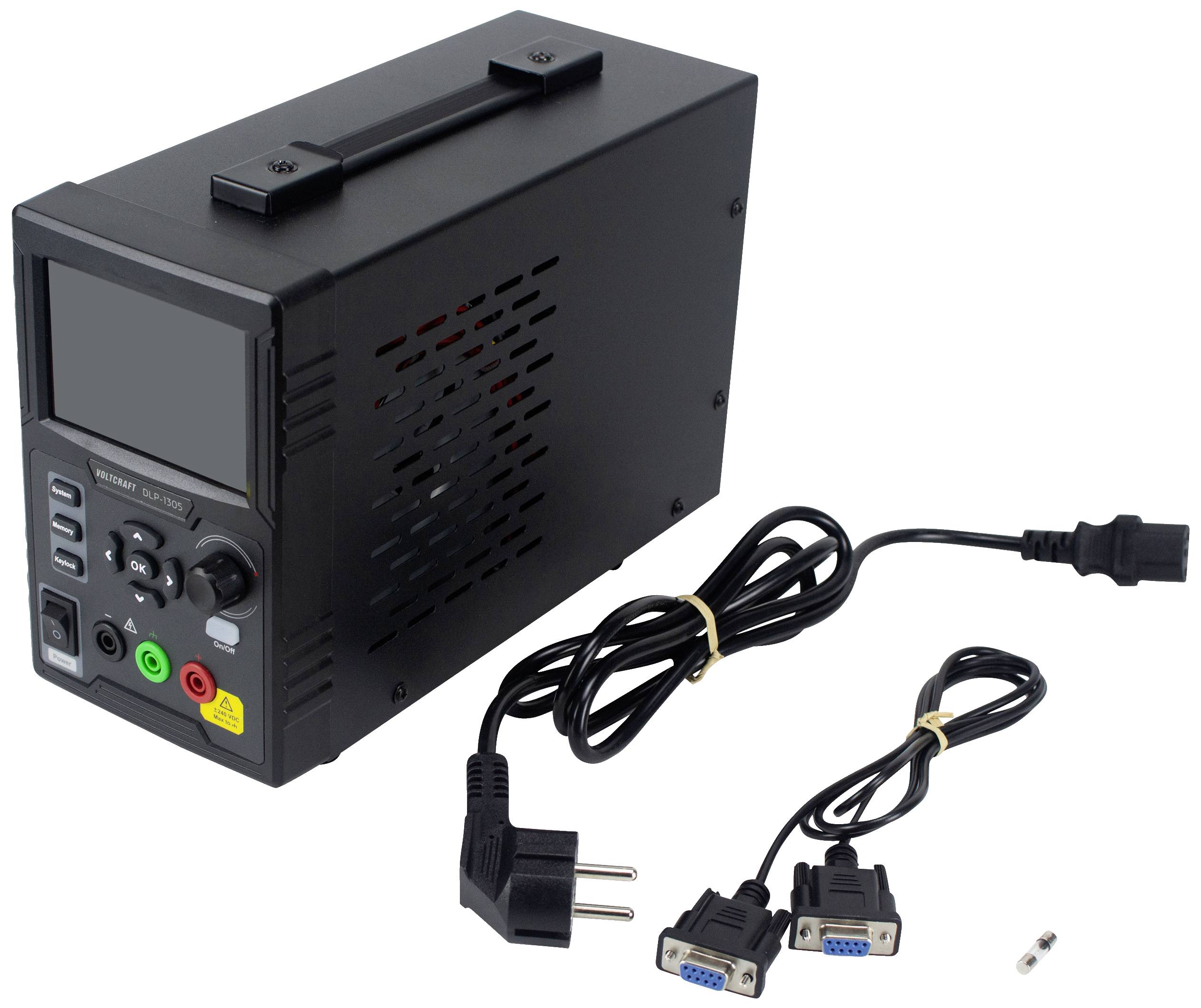 Schwarzes elektronisches Gerät mit Bildschirm und mehreren Anschlüssen, daneben zwei Kabel mit unterschiedlichen Steckern.