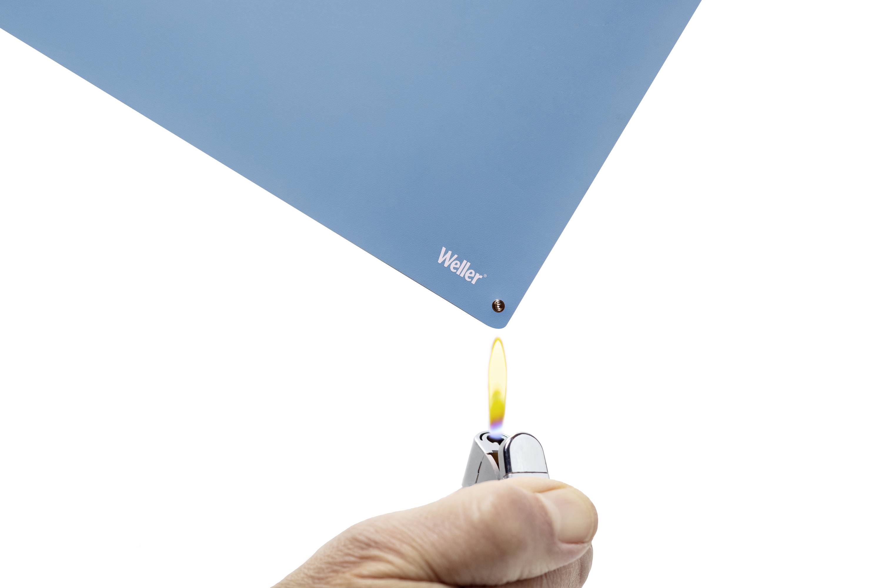 Eine Hand hält ein Feuerzeug unter eine blaue, rechteckige, nicht entflammbare Platte von 'Weller'.