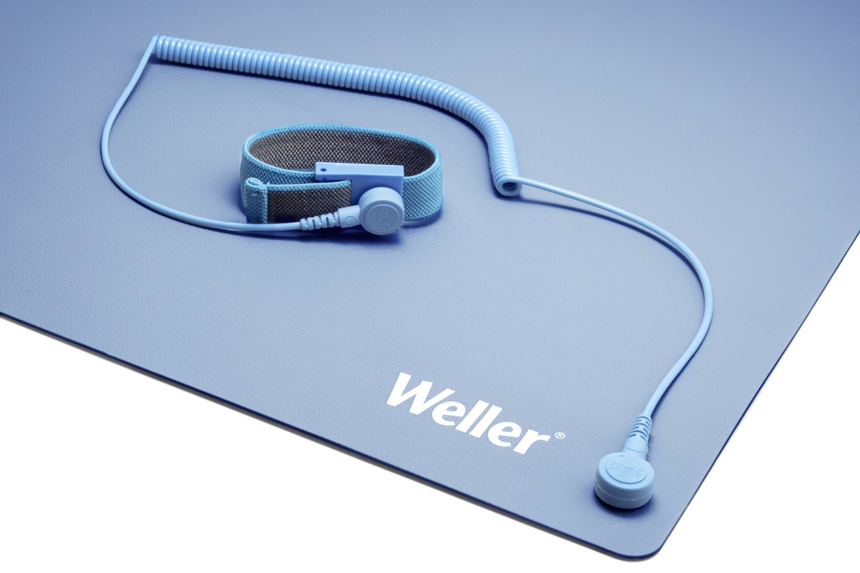 Ein blaues Antistatik-Armband und Kabel liegen auf einer blauen Matte mit dem Aufdruck 'Weller'.