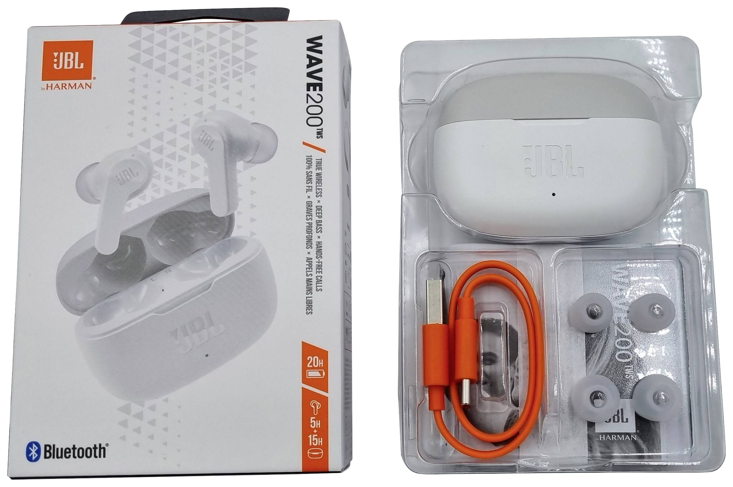 'JBL WAVE 200 TWS'-Ohrhörer in Verpackung. Enthalten sind orangefarbenes Ladekabel, Ersatz-Ohrstöpsel und Bedienungsanleitung.