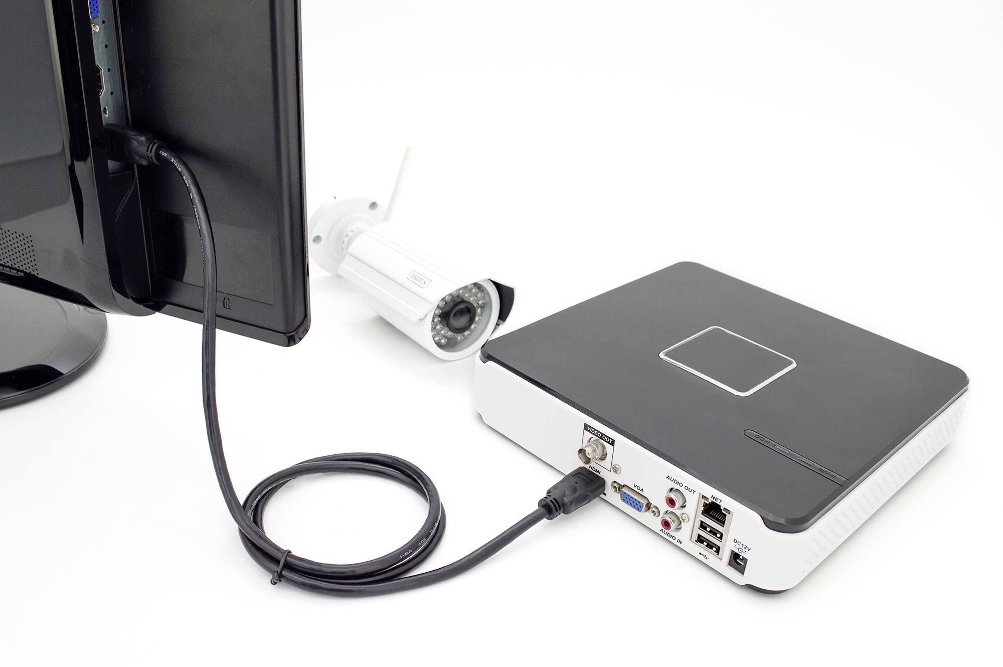 'Überwachungssystem': Eine Kamera ist über Kabel mit einem Monitor und einem DVR verbunden, bereit zur Überwachung und Aufzeichnung.