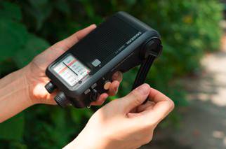 Sangean MMR-77 Outdoorradio UKW, MW Notfallradio Handkurbel, spritzwassergeschützt, Taschenlampe, wiederaufladbar Schwarz