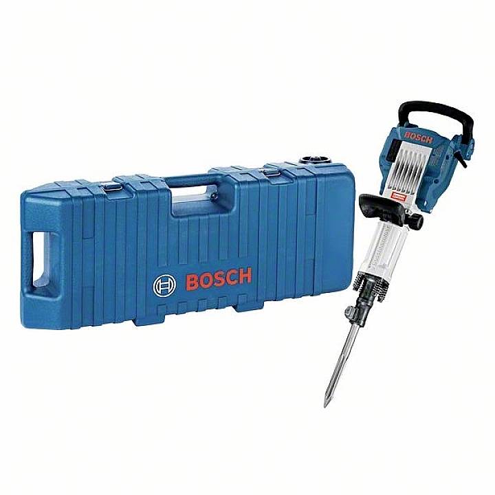 Ein elektrischer Bosch-Abbruchhammer liegt neben einem blauen Werkzeugkoffer mit 'Bosch'-Logo, beide auf weißem Hintergrund.
