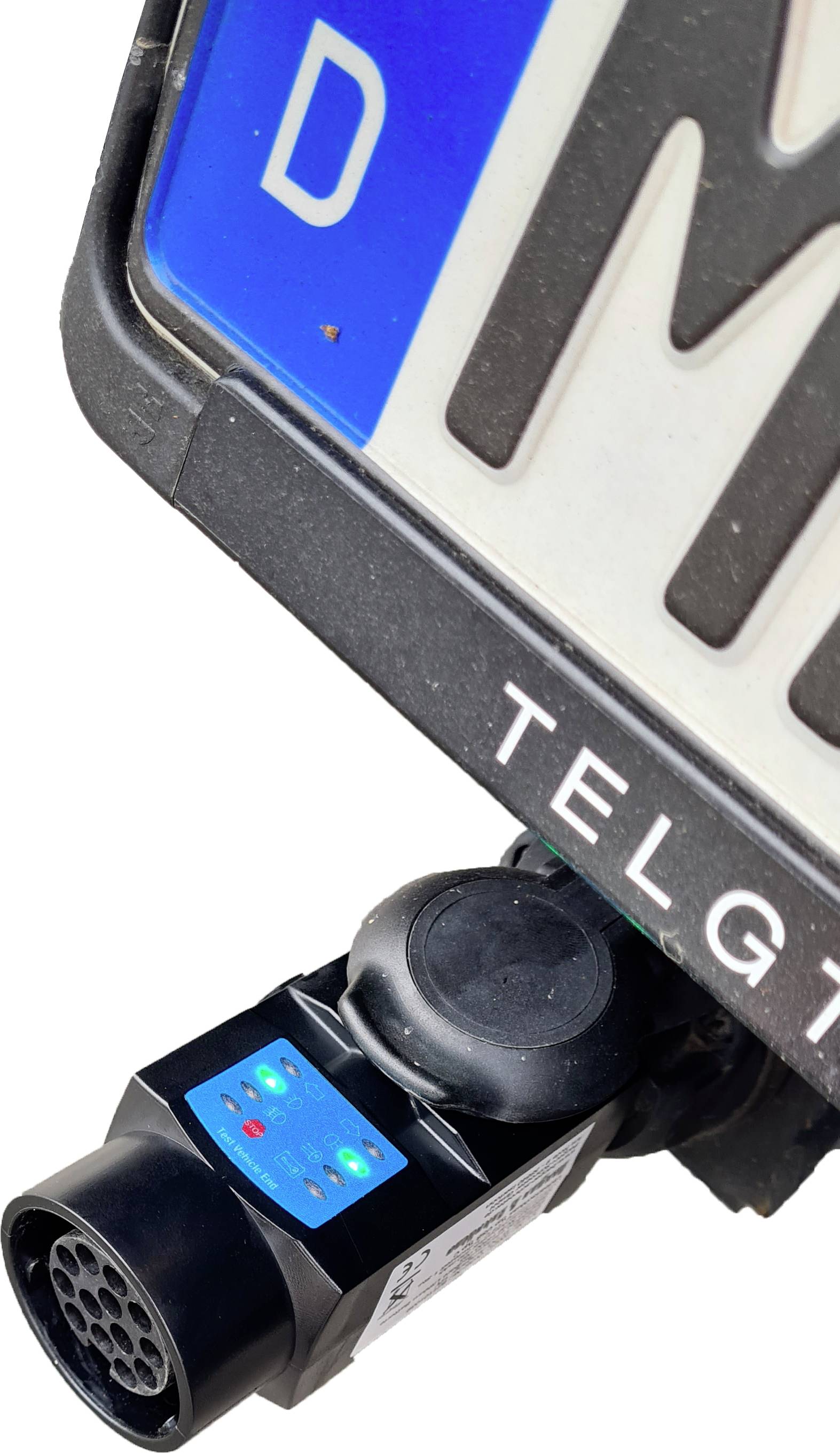 Deutsches Kfz-Kennzeichen mit blauer EU-Plakette und weißem Hintergrund. Ein elektronisches Gerät ist unten am Kennzeichen montiert.