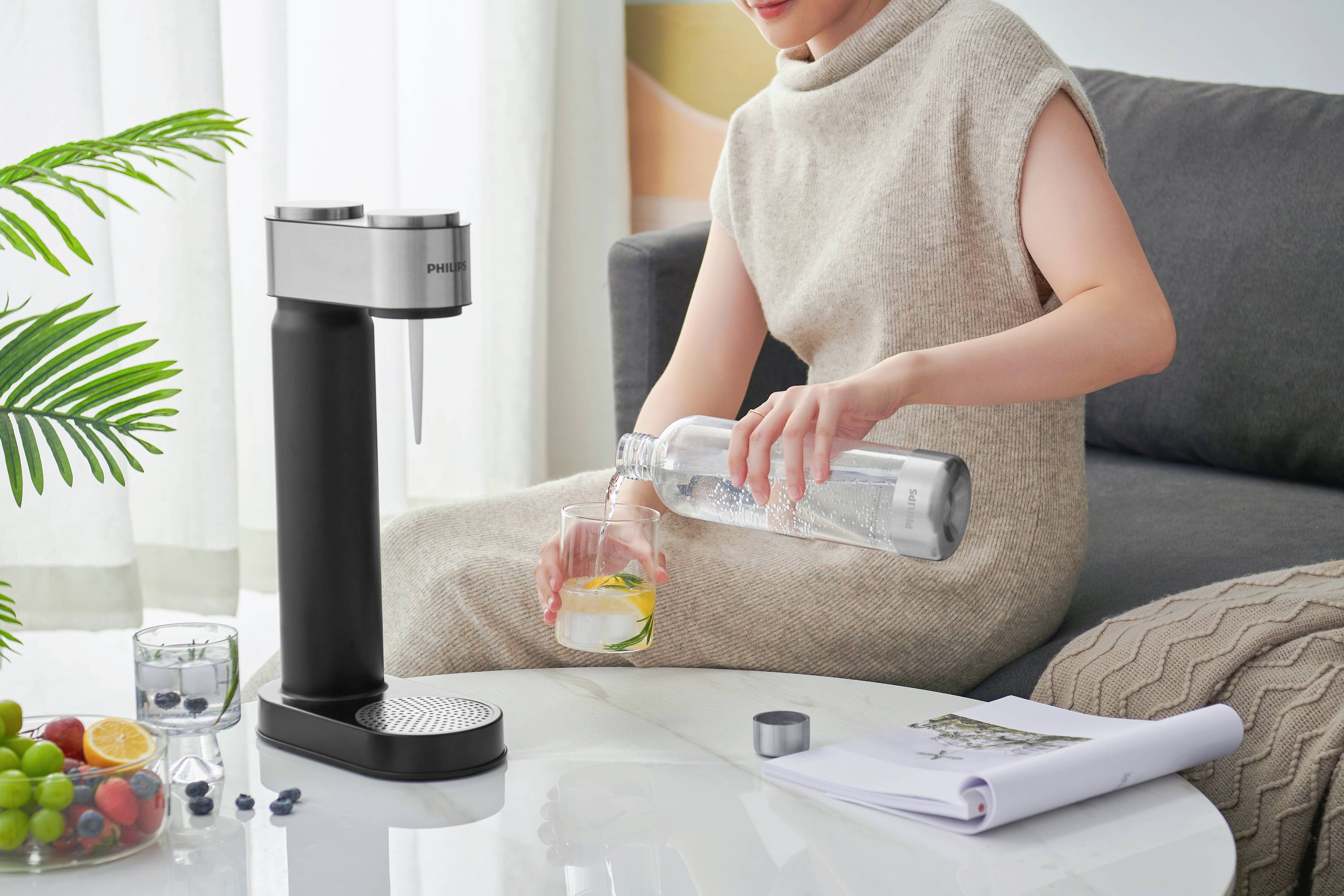 Philips Home Wassersprudler Aqua Soda Maker schwarz Grundgerät, und 1 CO2-Zylinder, inkl. 1 PET-Flasche