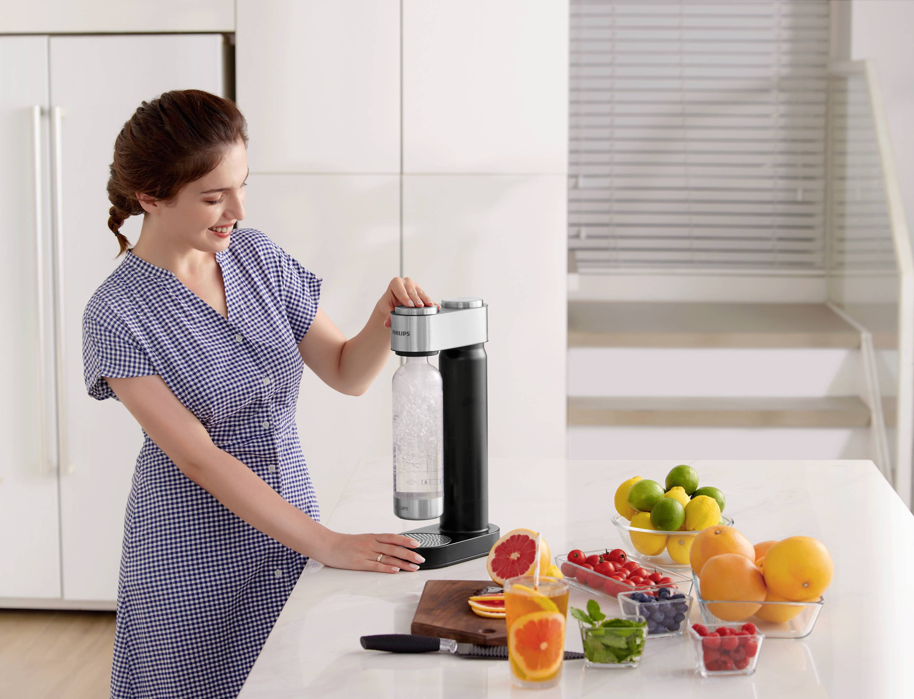 Philips Home Wassersprudler Aqua Soda Maker schwarz Grundgerät, und 1 CO2-Zylinder, inkl. 1 PET-Flasche