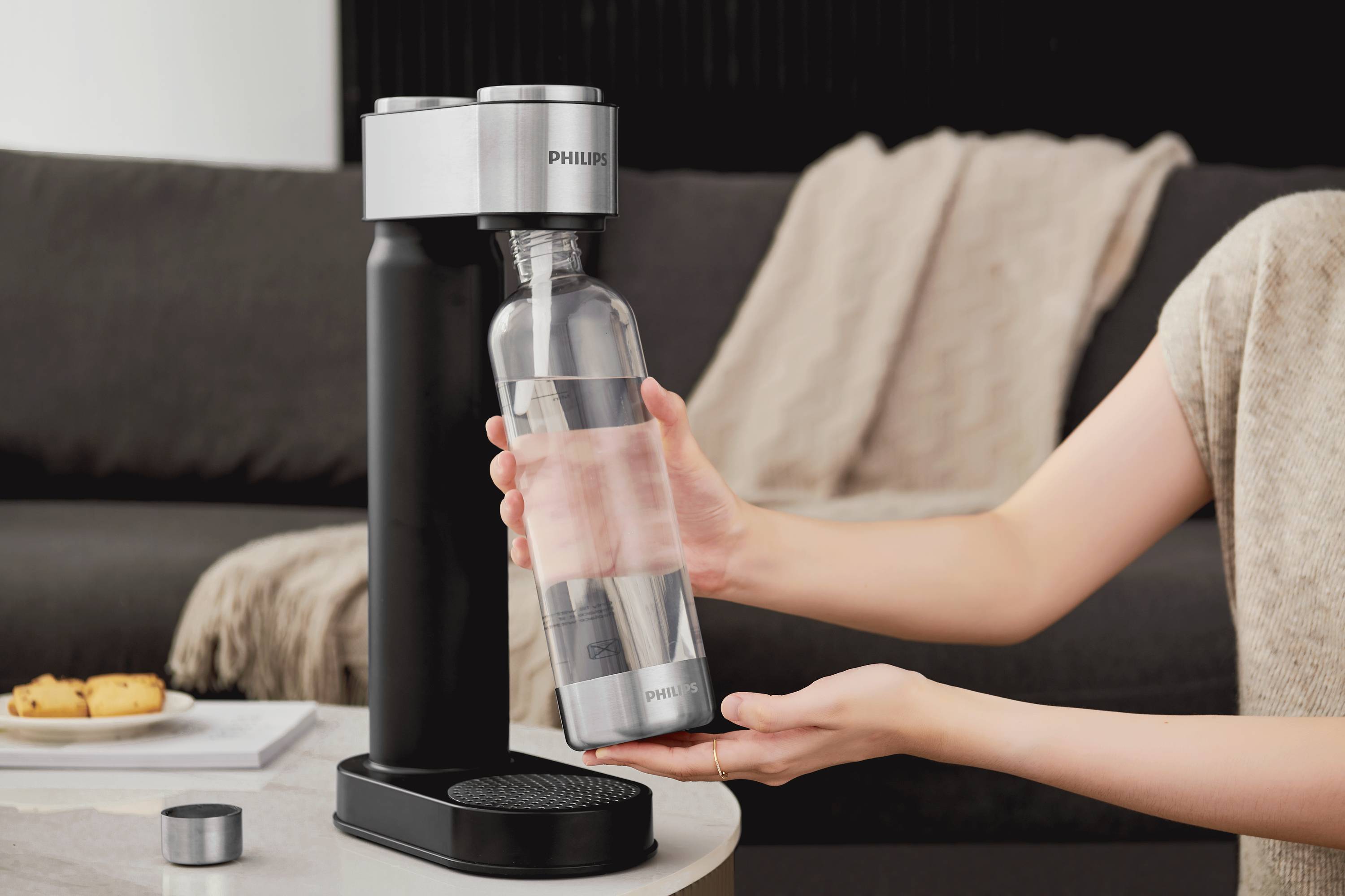 Philips Home Wassersprudler Aqua Soda Maker schwarz Grundgerät, und 1 CO2-Zylinder, inkl. 1 PET-Flasche