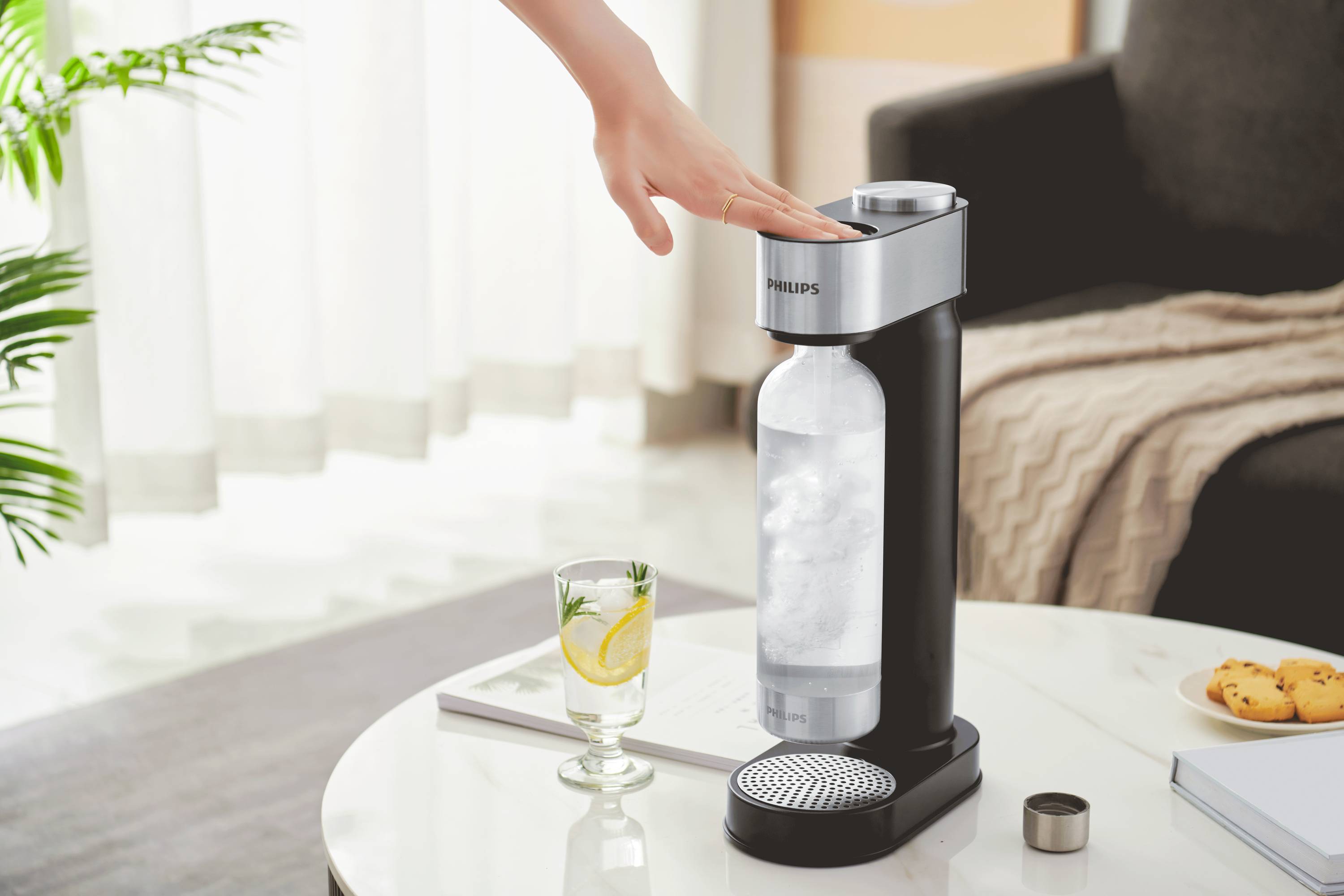 Philips Home Wassersprudler Aqua Soda Maker schwarz Grundgerät, und 1 CO2-Zylinder, inkl. 1 PET-Flasche