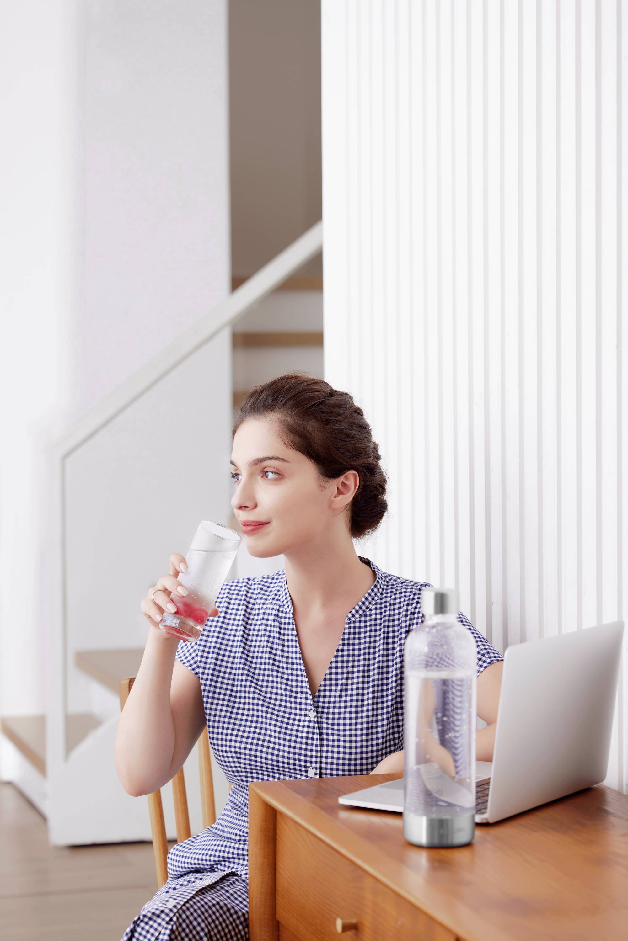 Philips Home Wassersprudler Aqua Soda Maker schwarz Grundgerät, und 1 CO2-Zylinder, inkl. 1 PET-Flasche