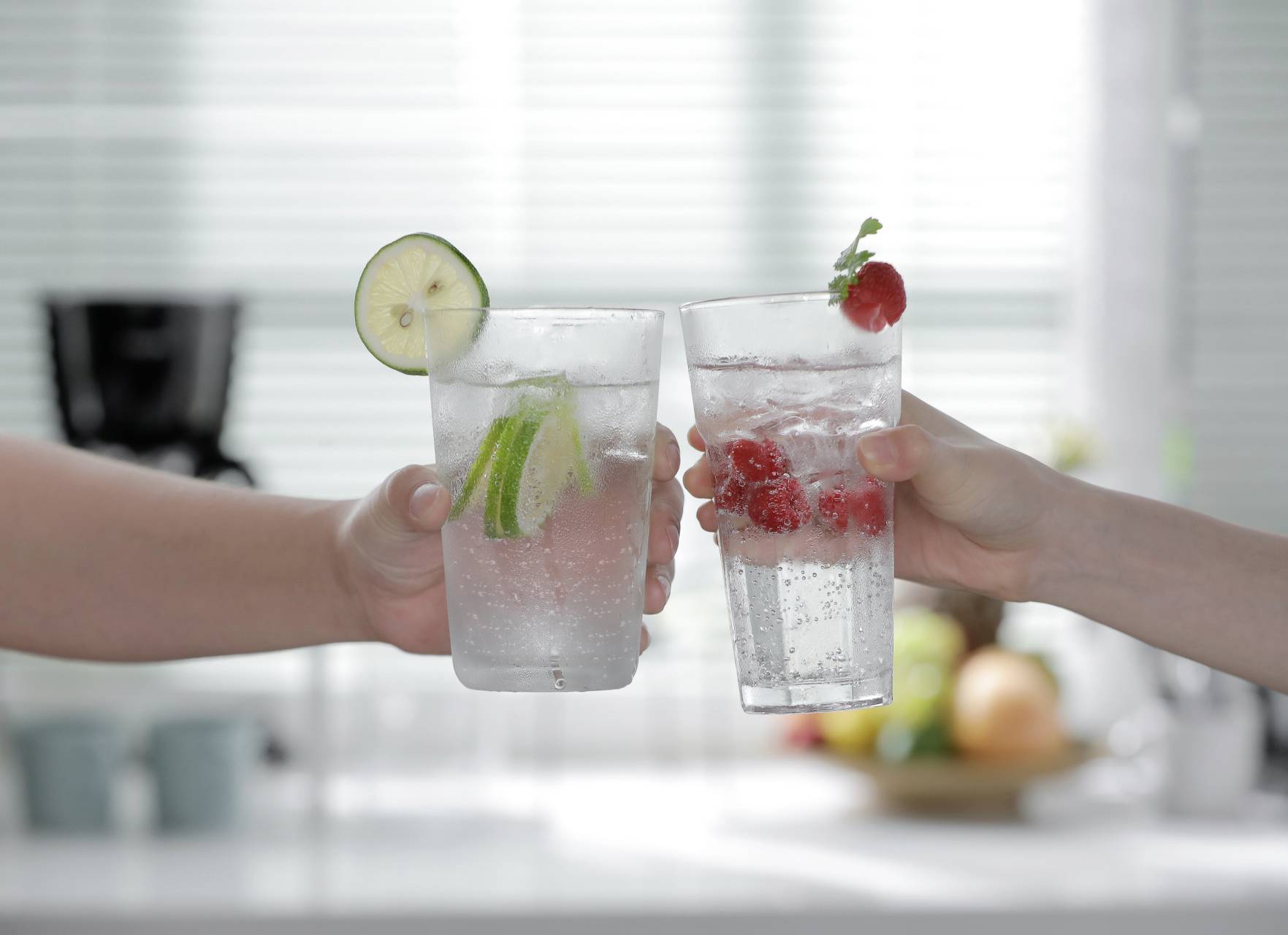 Philips Home Wassersprudler Aqua Soda Maker weiß Grundgerät, und 1 CO2-Zylinder, inkl. 1 PET-Flasche