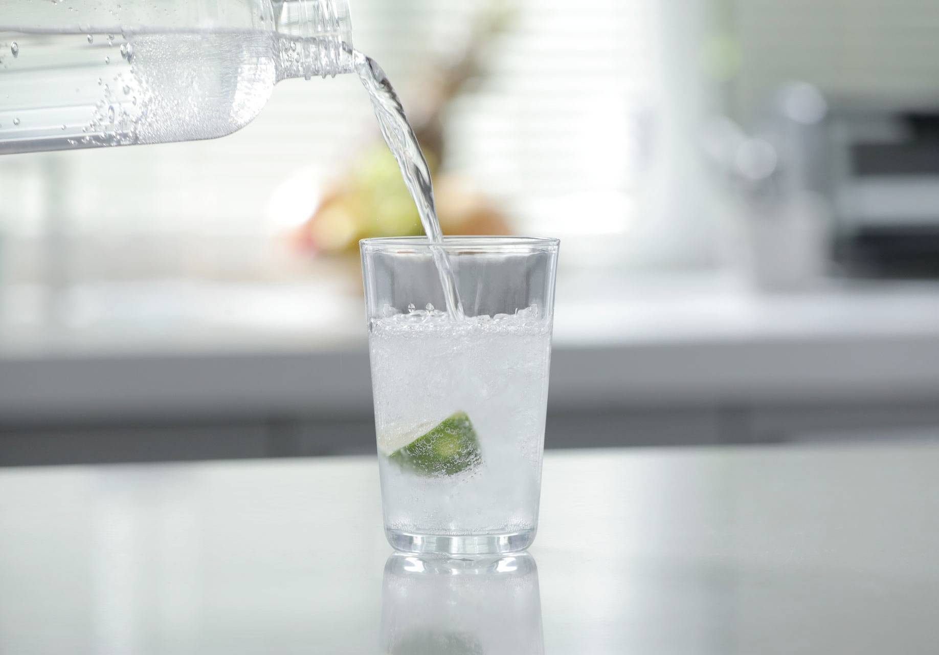 Philips Home Wassersprudler Aqua Soda Maker weiß Grundgerät, und 1 CO2-Zylinder, inkl. 1 PET-Flasche