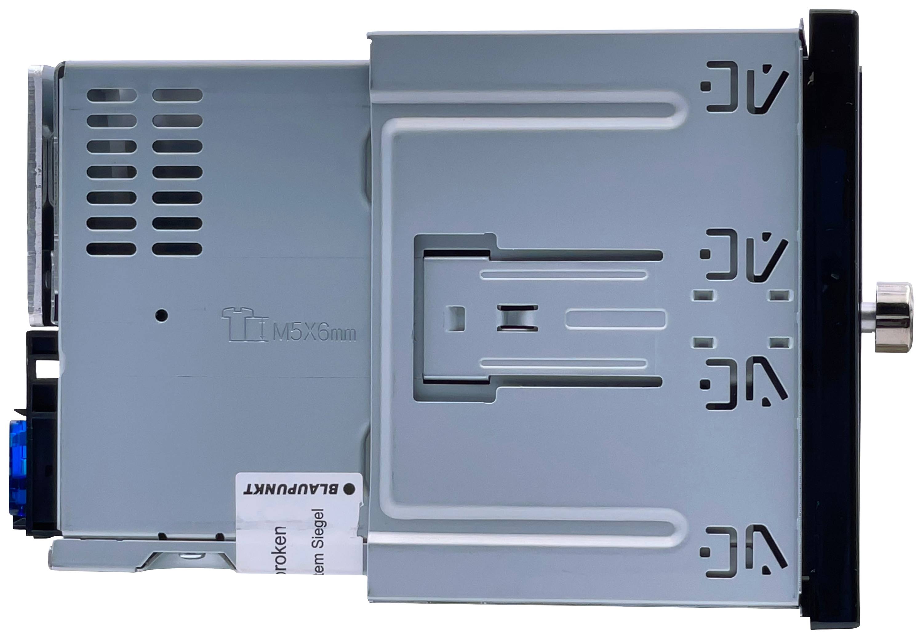 Metallrahmen eines elektronischen Geräts, mit Öffnungen zur Belüftung und Aufkleber mit dem Text 'Blaupunkt'.
